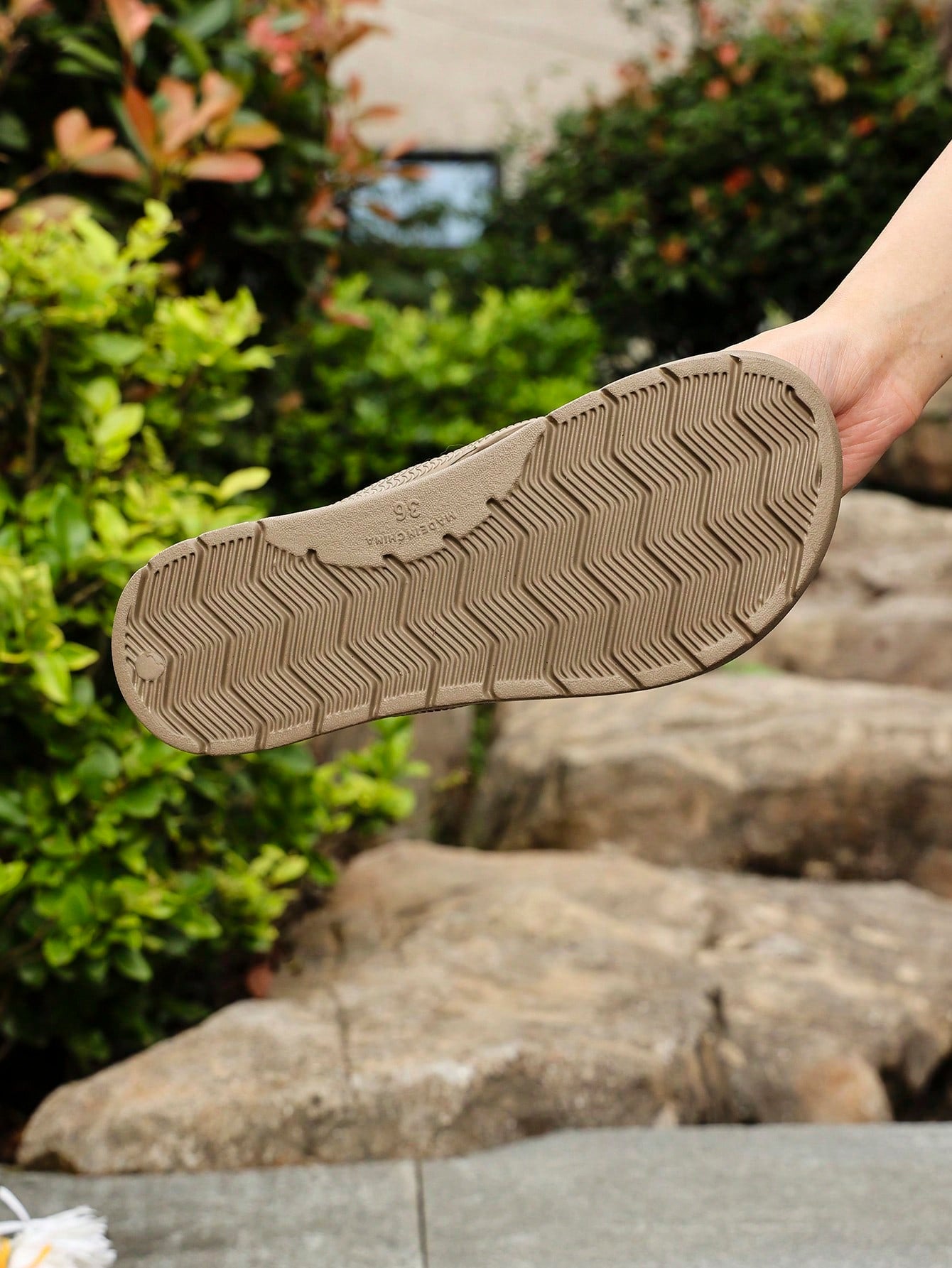 Unisex solid color flip flops with arch support and flat sole, designed for beach and holiday wear.