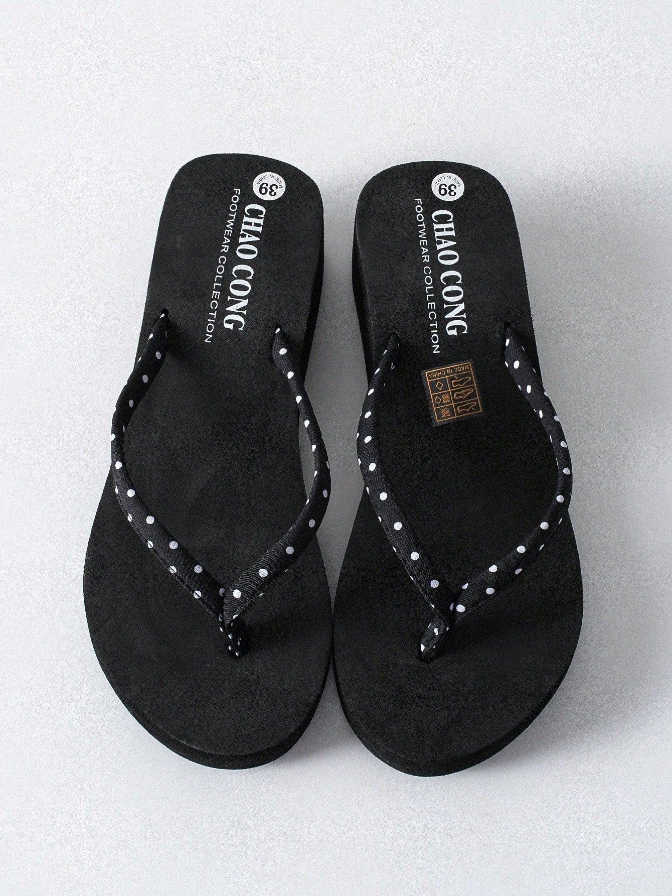 Women’s toe post platform flip-flops featuring flower decor in a style, designed for vacation, beach, and party wear.