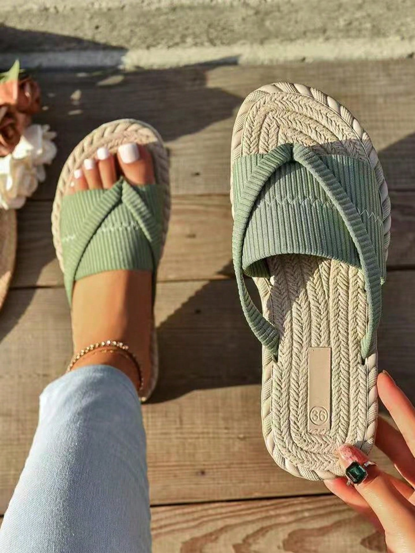 Women's open-toe flat beach sandals with toe ring strap and bow decoration, lightweight slip-on style for vacation and outdoor use.