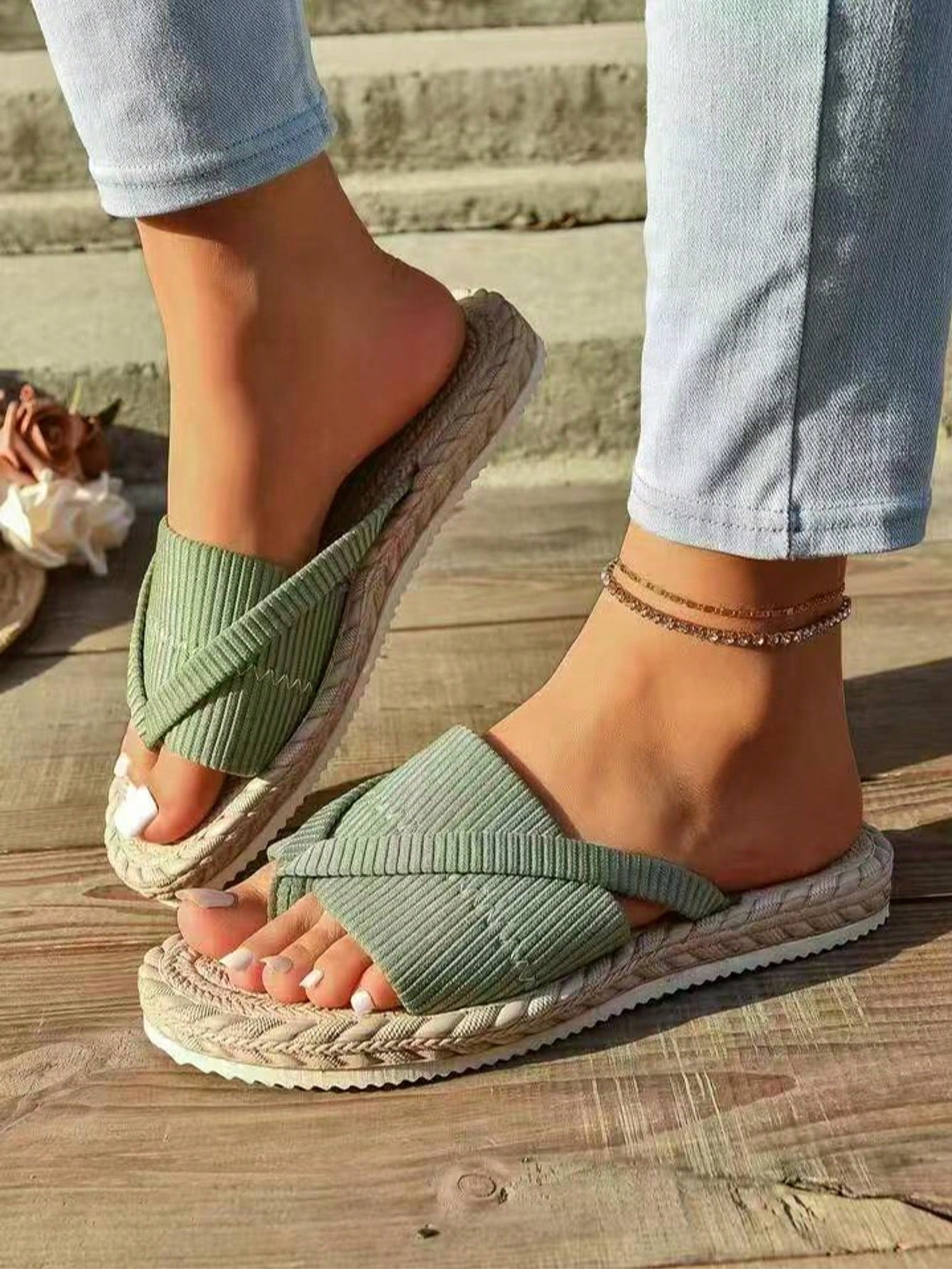 Women's open-toe flat beach sandals with toe ring strap and bow decoration, lightweight slip-on style for vacation and outdoor use.