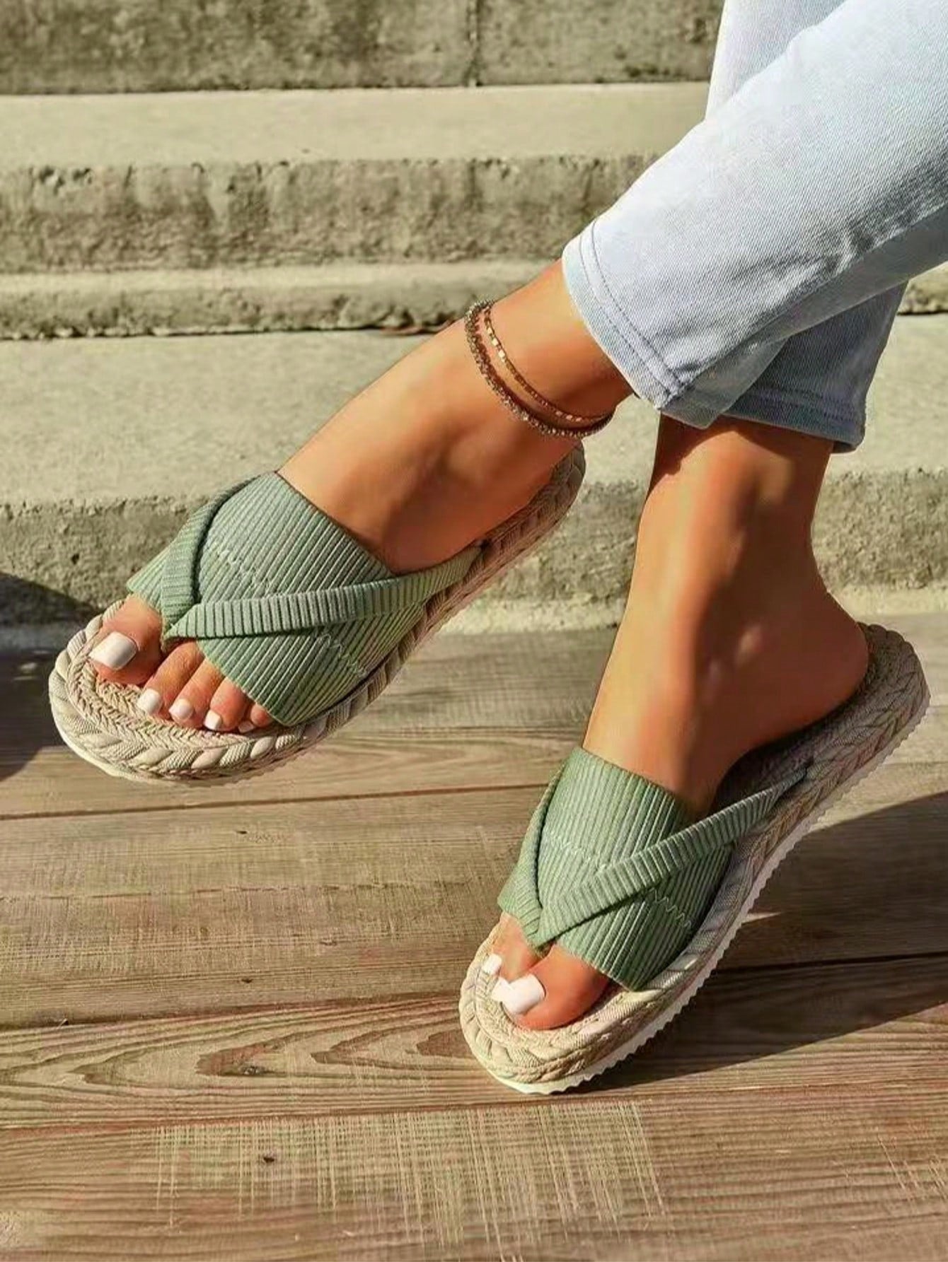 Women's open-toe flat beach sandals with toe ring strap and bow decoration, lightweight slip-on style for vacation and outdoor use.