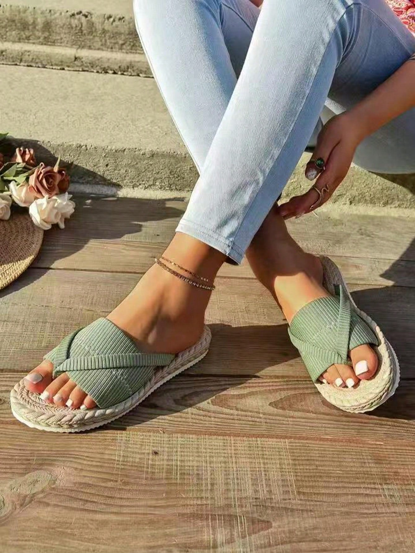 Women's open-toe flat beach sandals with toe ring strap and bow decoration, lightweight slip-on style for vacation and outdoor use.