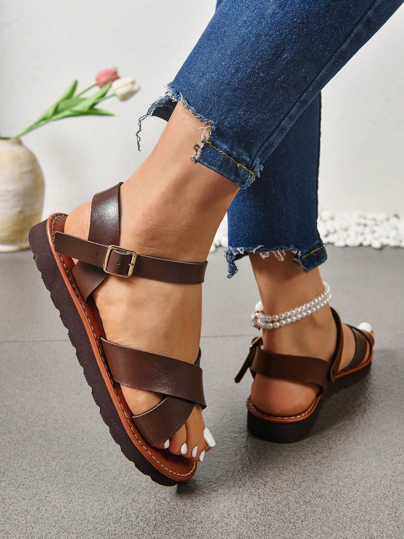 Women's plus size flat gladiator sandals with cross straps, cut-out details, and open toe in a casual retro Roman style for beach and everyday wear.