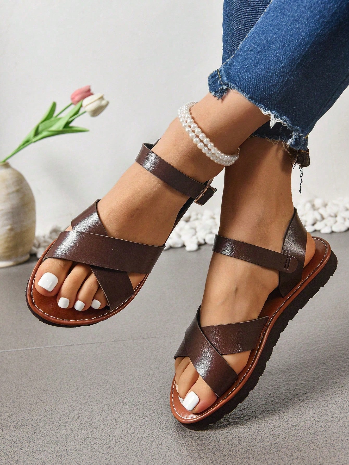 Women's plus size flat gladiator sandals with cross straps, cut-out details, and open toe in a casual retro Roman style for beach and everyday wear.