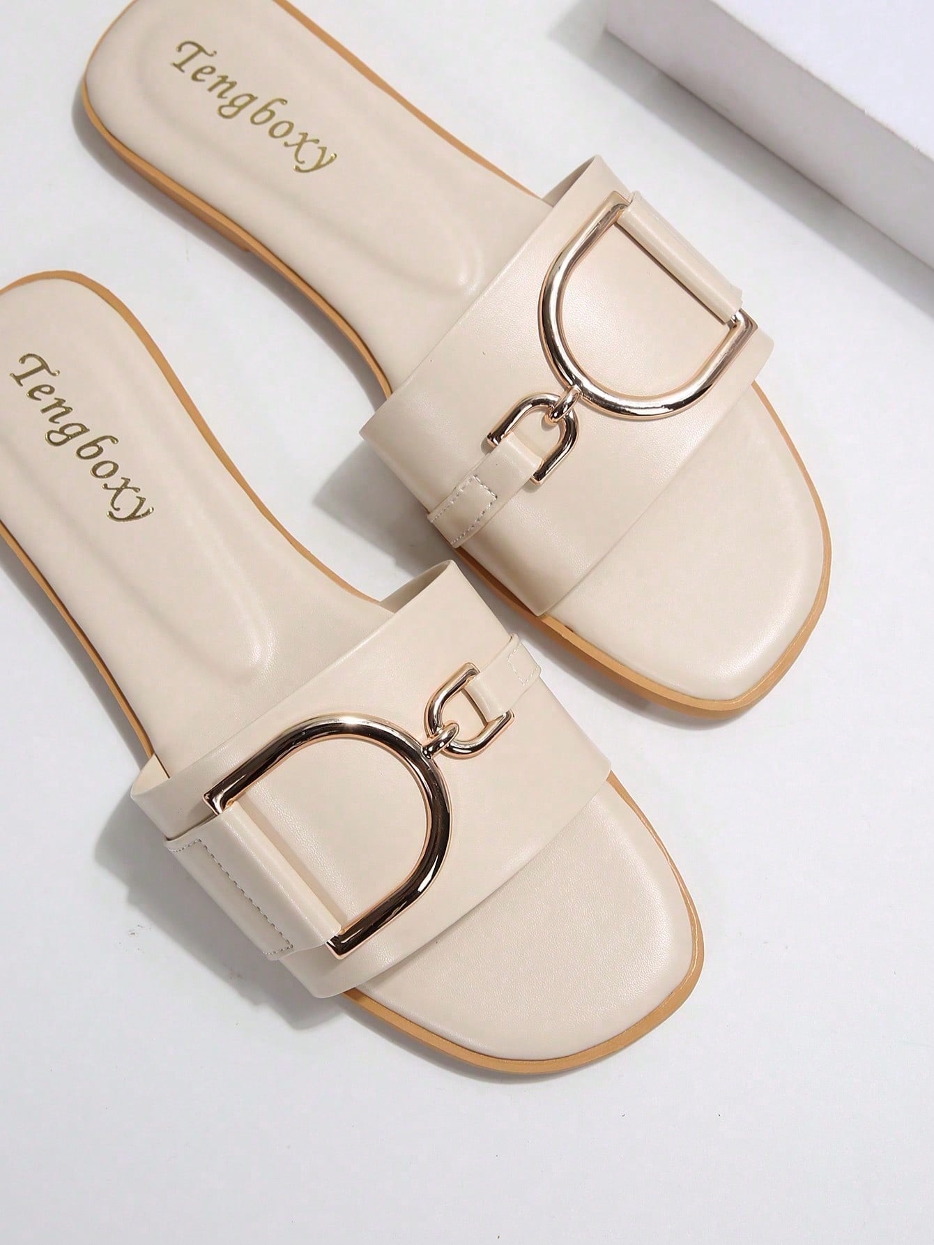 Women's chic flat sandals with ankle strap, cut-out design, colorblock pattern, and open toe, suitable for casual streetwear and beach wear.