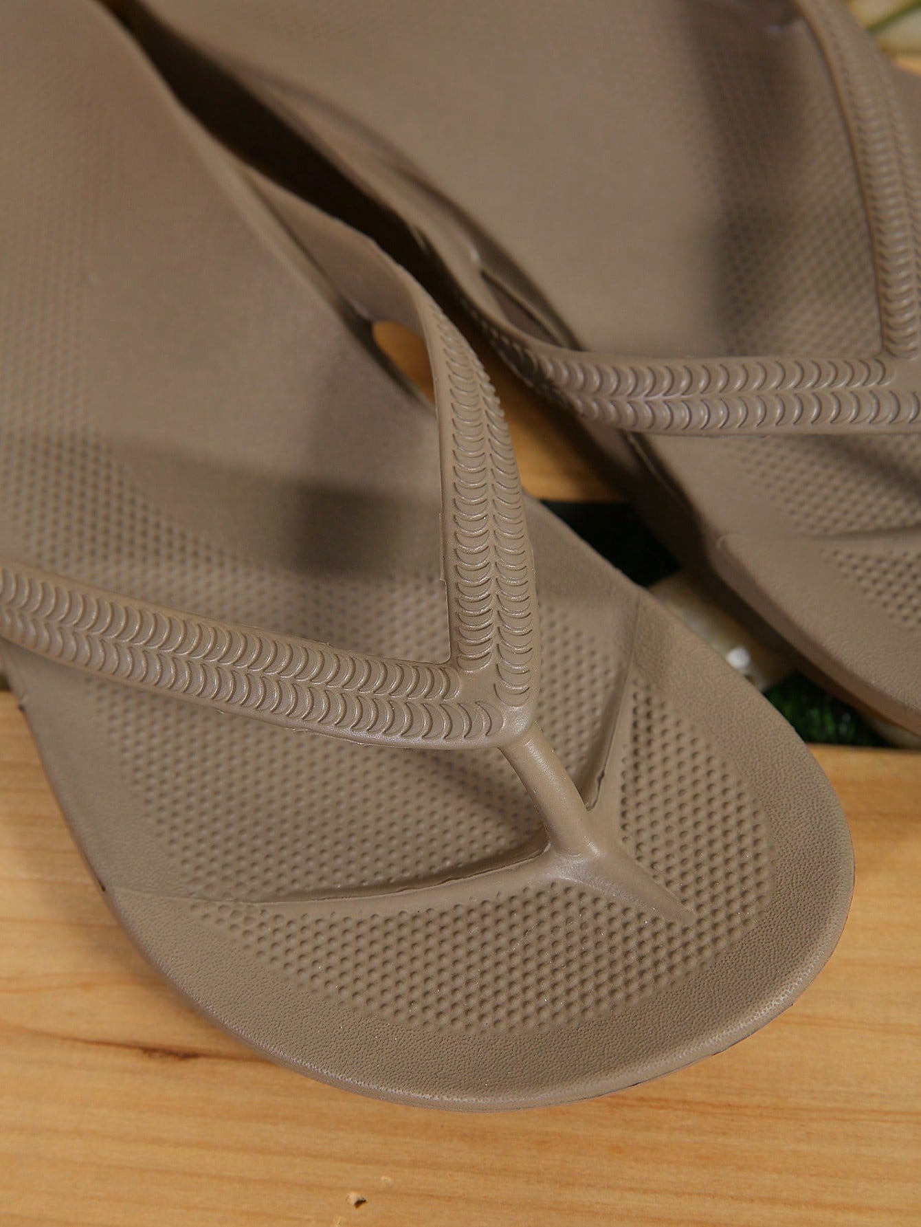 Men's slip-on toe post flip flops with arch support and non-slip flat sole, designed for beach, pool, outdoor leisure, bathing, and indoor walking.