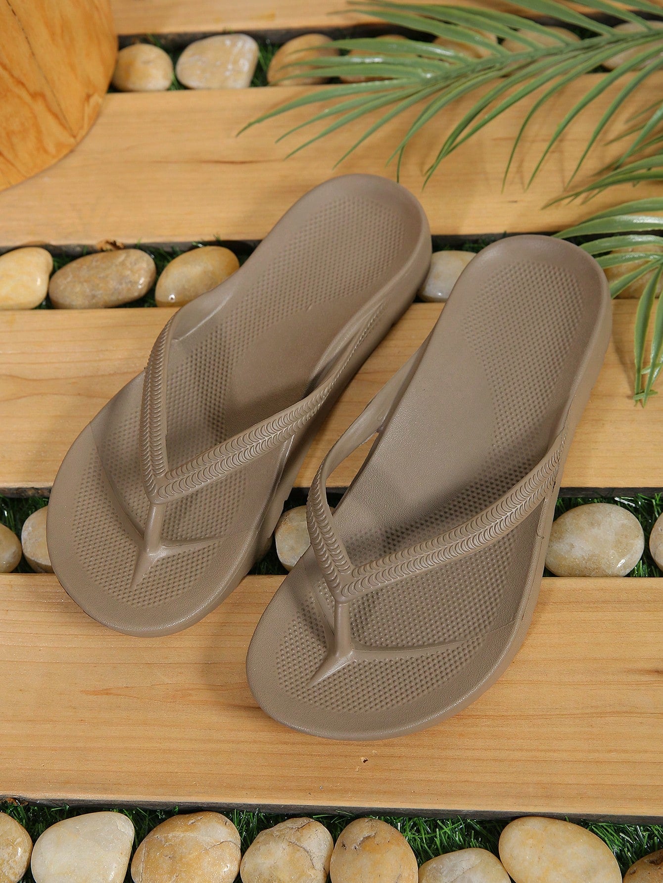 Men's slip-on toe post flip flops with arch support and non-slip flat sole, designed for beach, pool, outdoor leisure, bathing, and indoor walking.