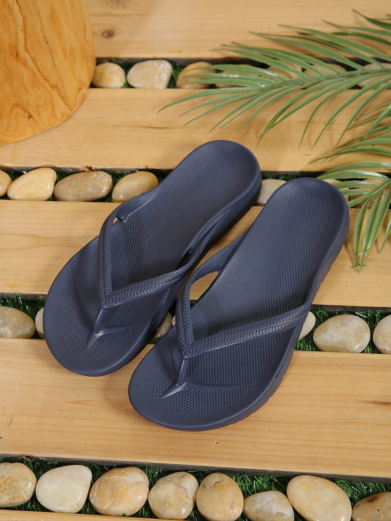 Men's slip-on toe post flip flops with arch support and non-slip flat sole, designed for beach, pool, outdoor leisure, bathing, and indoor walking.