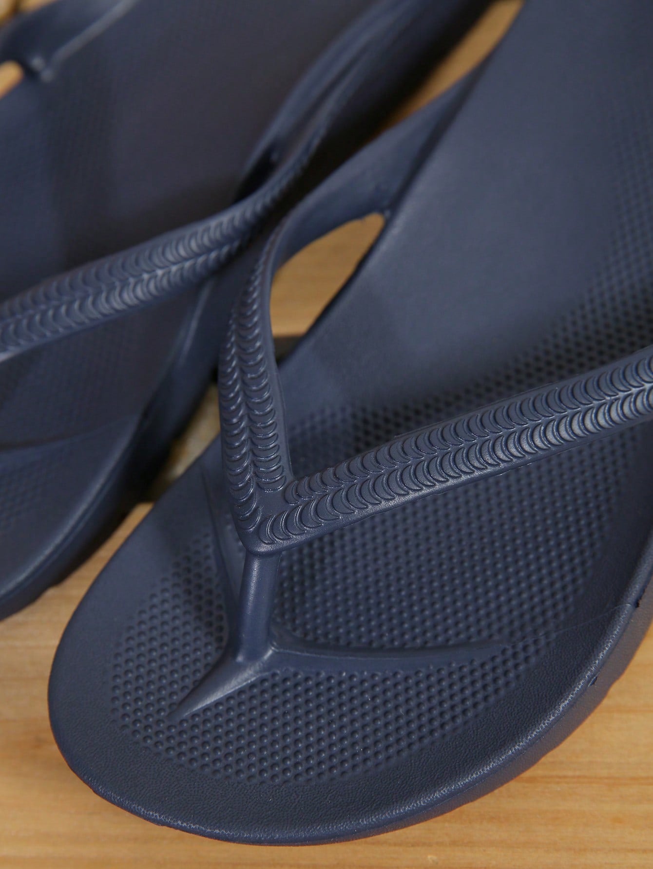 Men's slip-on toe post flip flops with arch support and non-slip flat sole, designed for beach, pool, outdoor leisure, bathing, and indoor walking.
