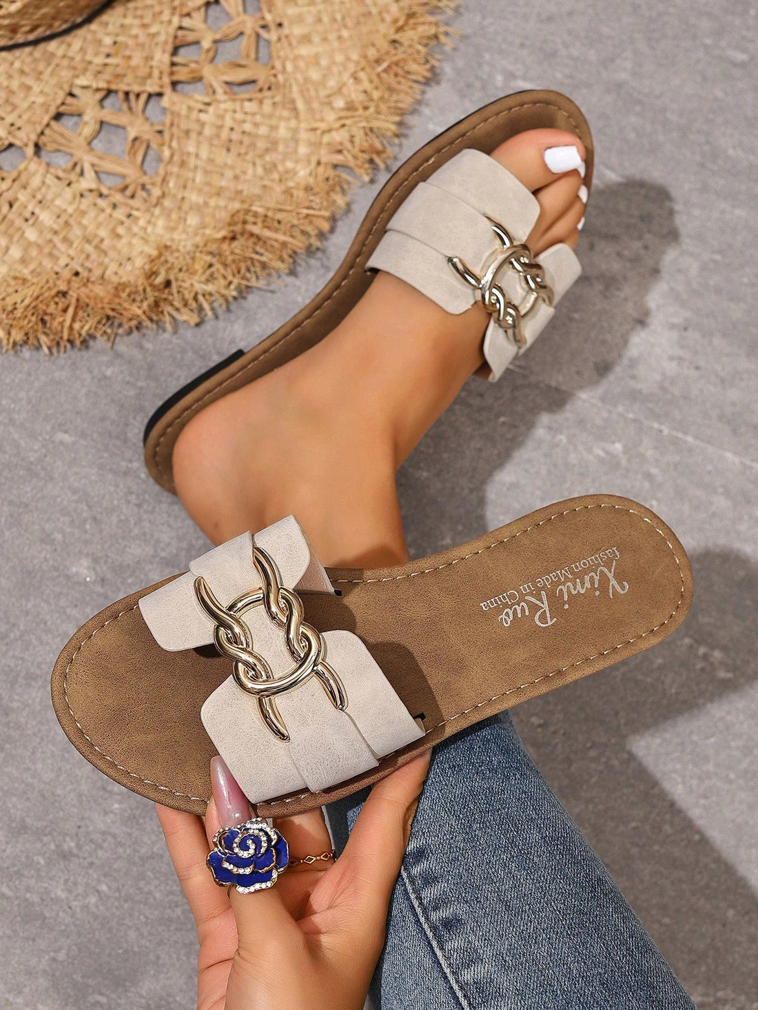 Women’s Korean-style open-toe woven flat slide sandals with a Roman-inspired strap design, suitable for beach outings and casual spring and summer wear.