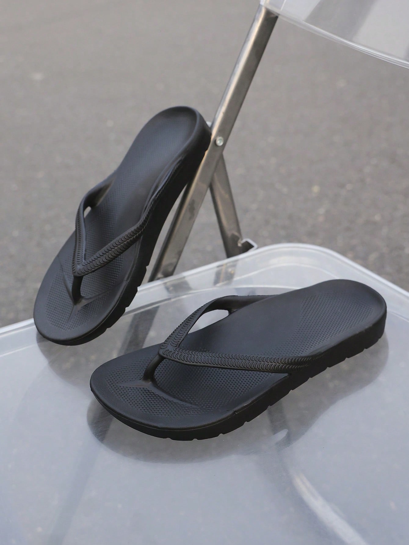 Unisex solid color flip flops with arch support and flat sole, designed for beach and holiday wear.