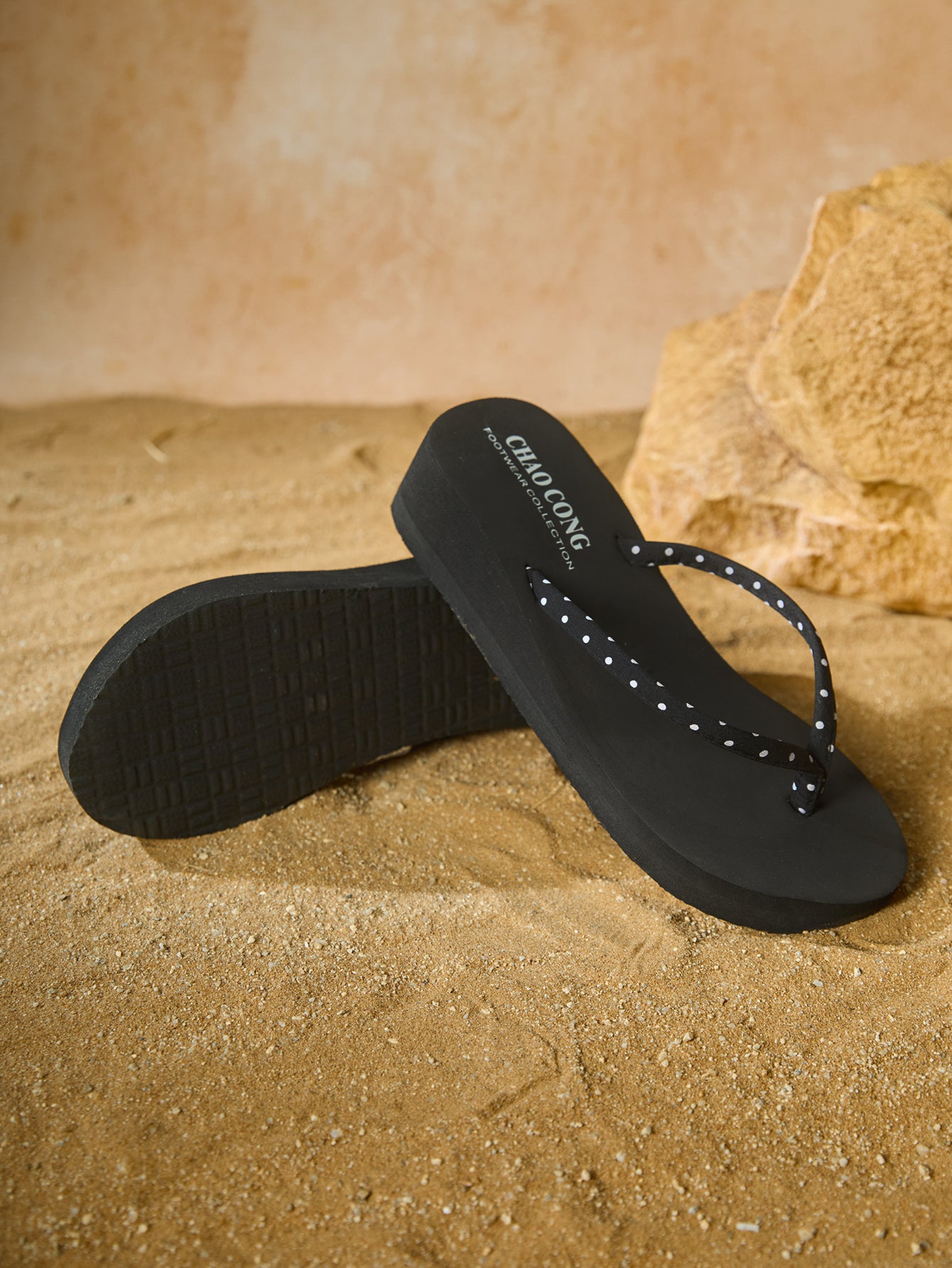 Women’s toe post platform flip-flops featuring flower decor in a style, designed for vacation, beach, and party wear.
