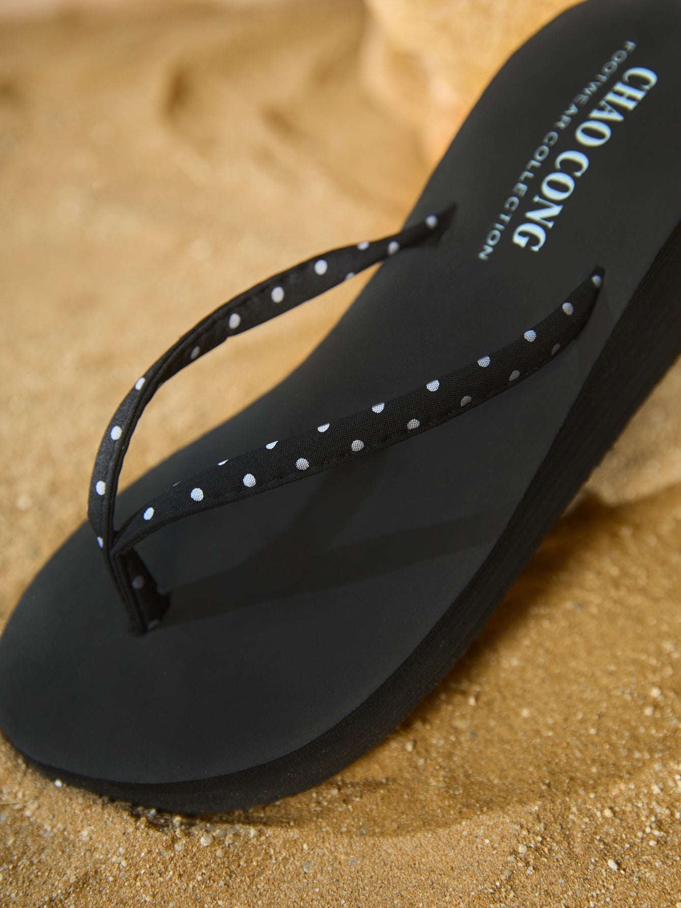 Women’s toe post platform flip-flops featuring flower decor in a style, designed for vacation, beach, and party wear.