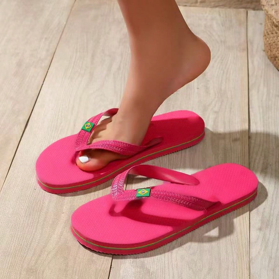 Women's flat slip-on beach flip flops with a round-toe shape and casual sandal style for indoor and outdoor use.