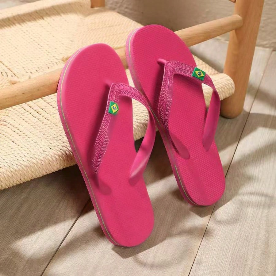 Women's flat slip-on beach flip flops with a round-toe shape and casual sandal style for indoor and outdoor use.