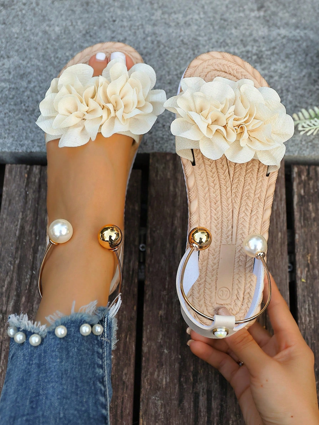 Women's floral beach slip-on flat sandals with soft non-slip sole and classic open sandal design in beige.