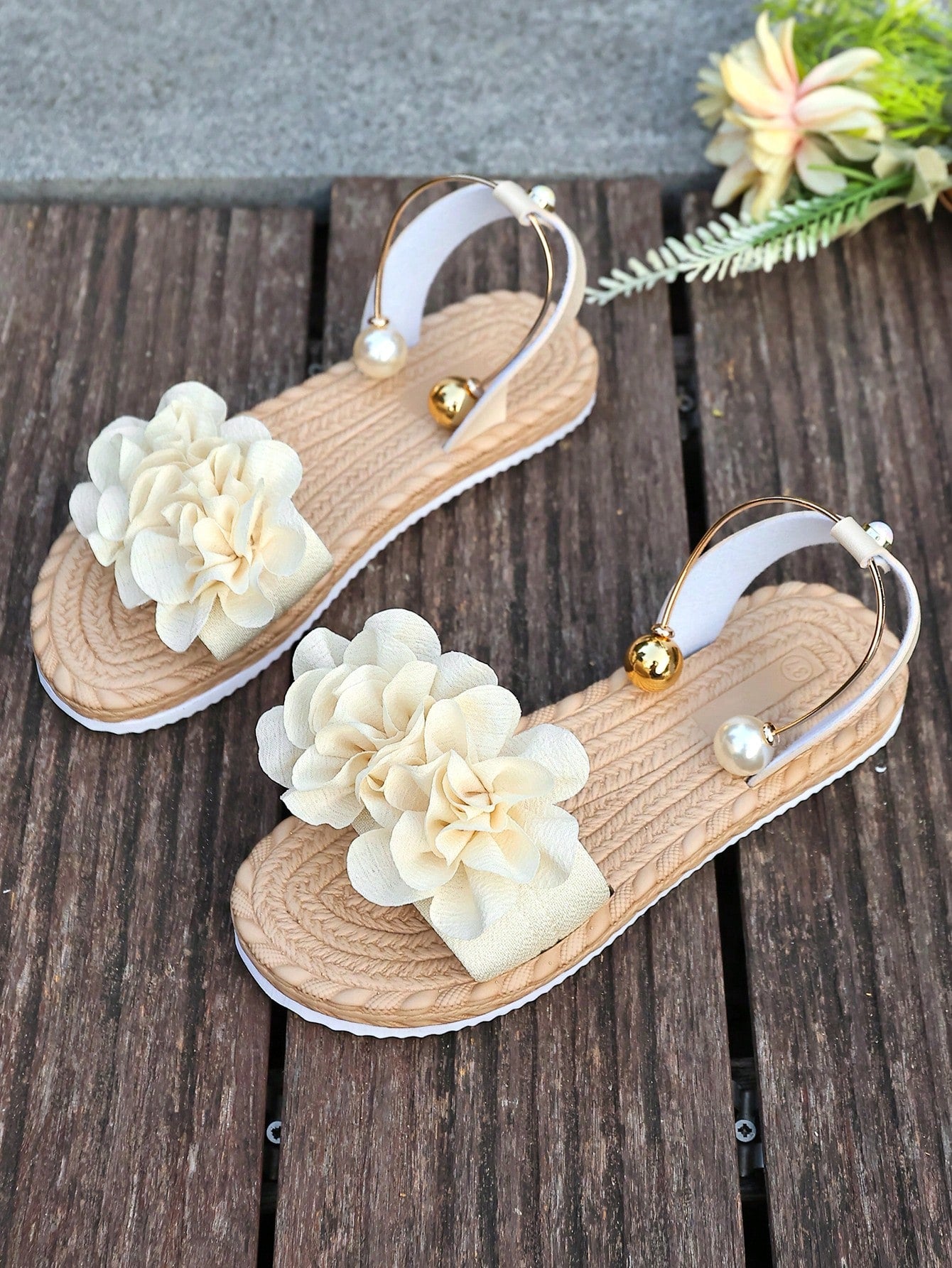 Women's floral beach slip-on flat sandals with soft non-slip sole and classic open sandal design in beige.