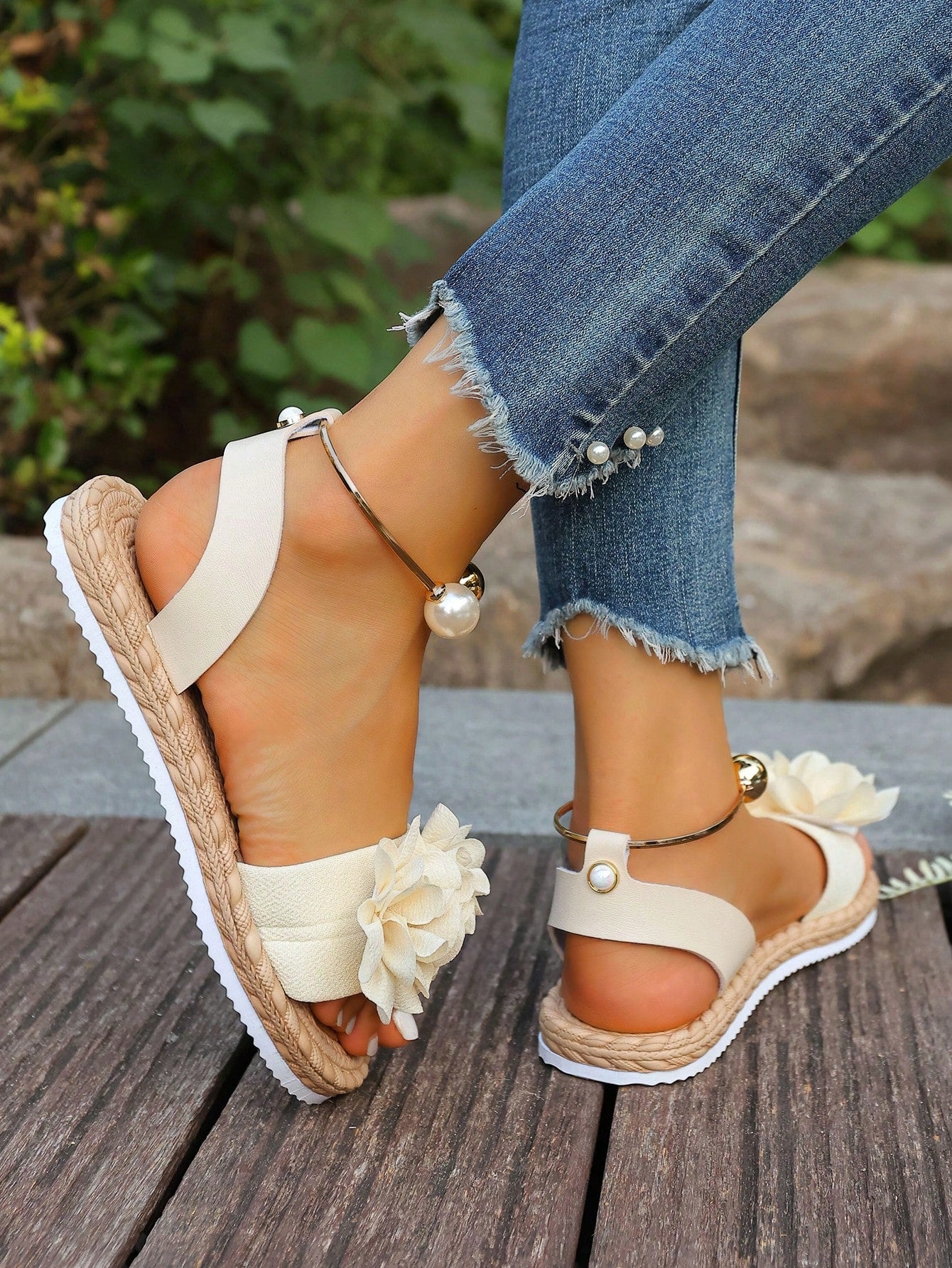 Women's floral beach slip-on flat sandals with soft non-slip sole and classic open sandal design in beige.