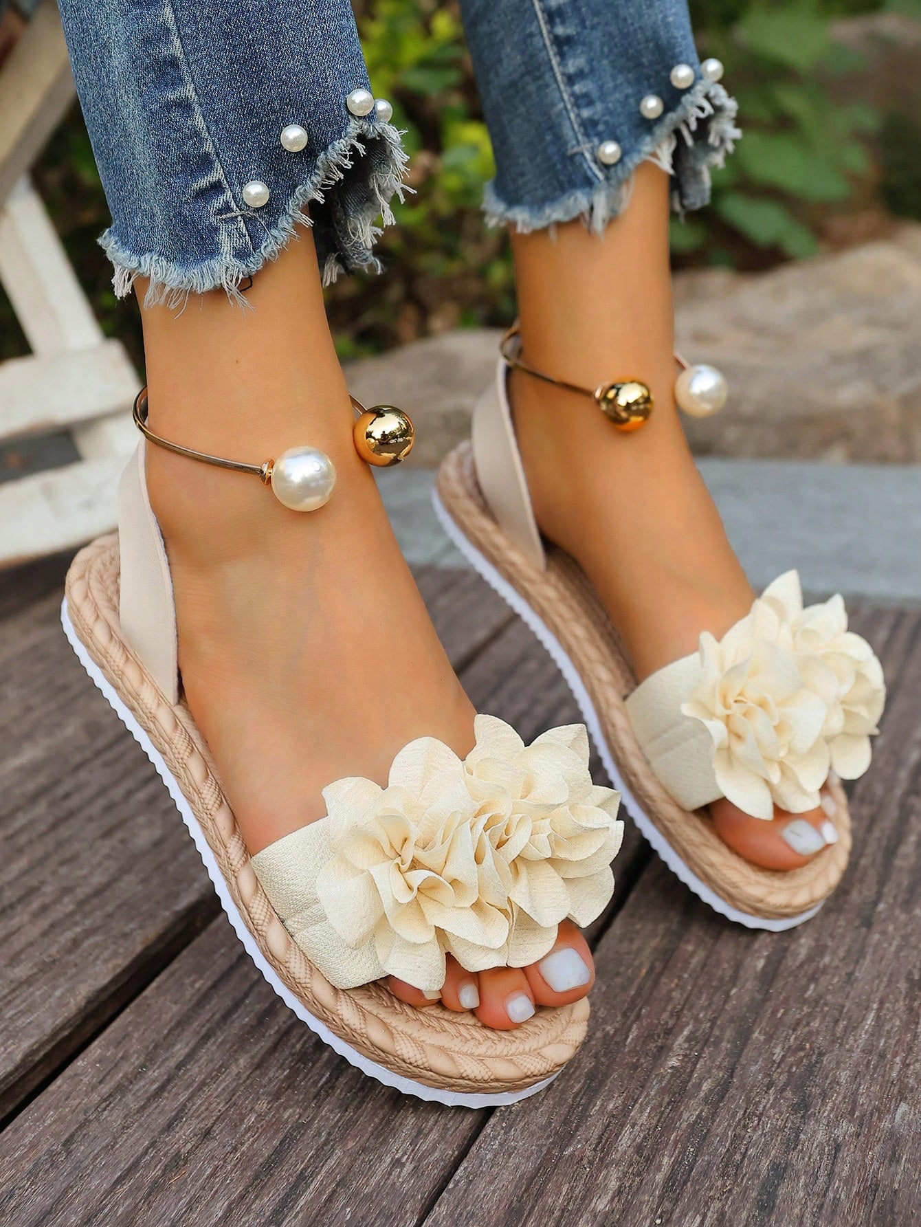 Women's floral beach slip-on flat sandals with soft non-slip sole and classic open sandal design in beige.