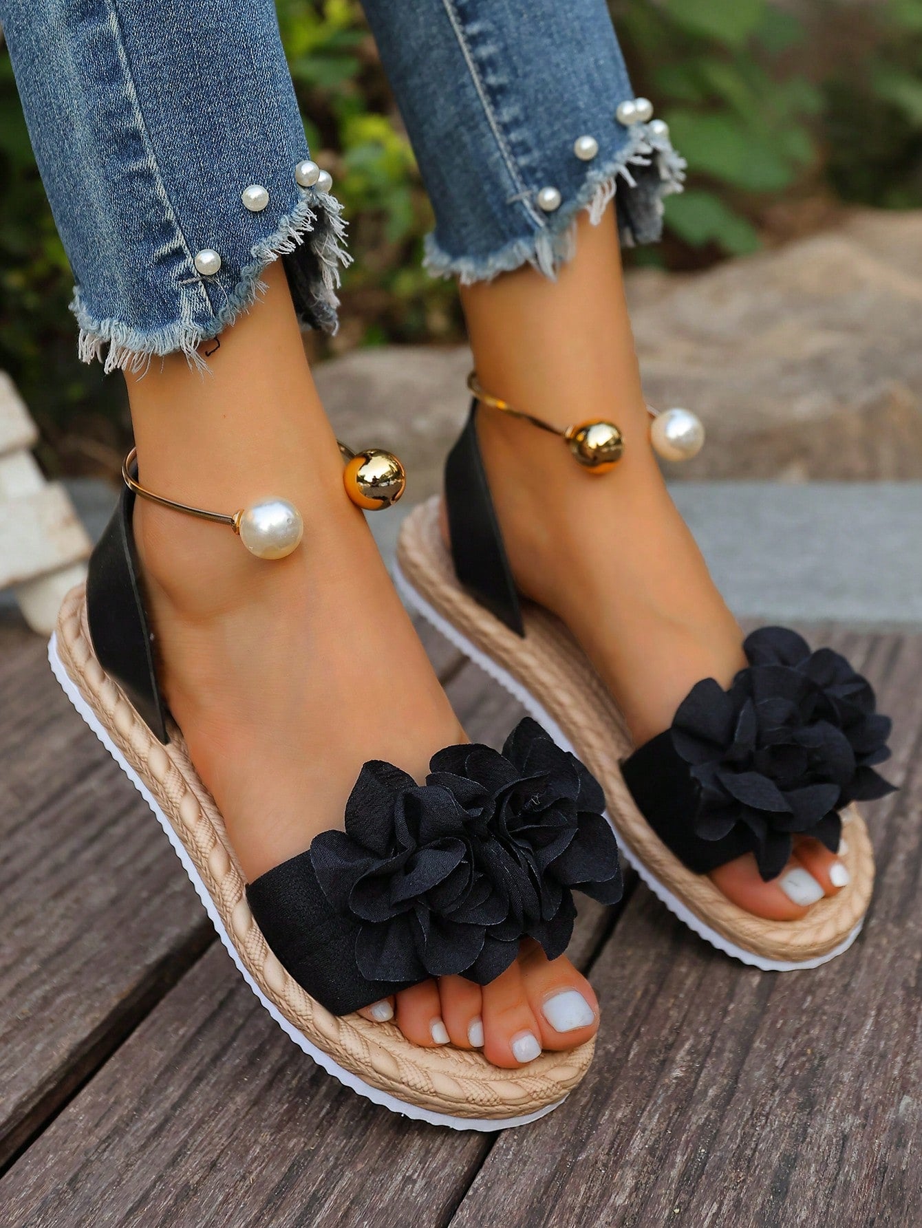 Women's floral beach slip-on flat sandals with soft non-slip sole and classic open sandal design in beige.