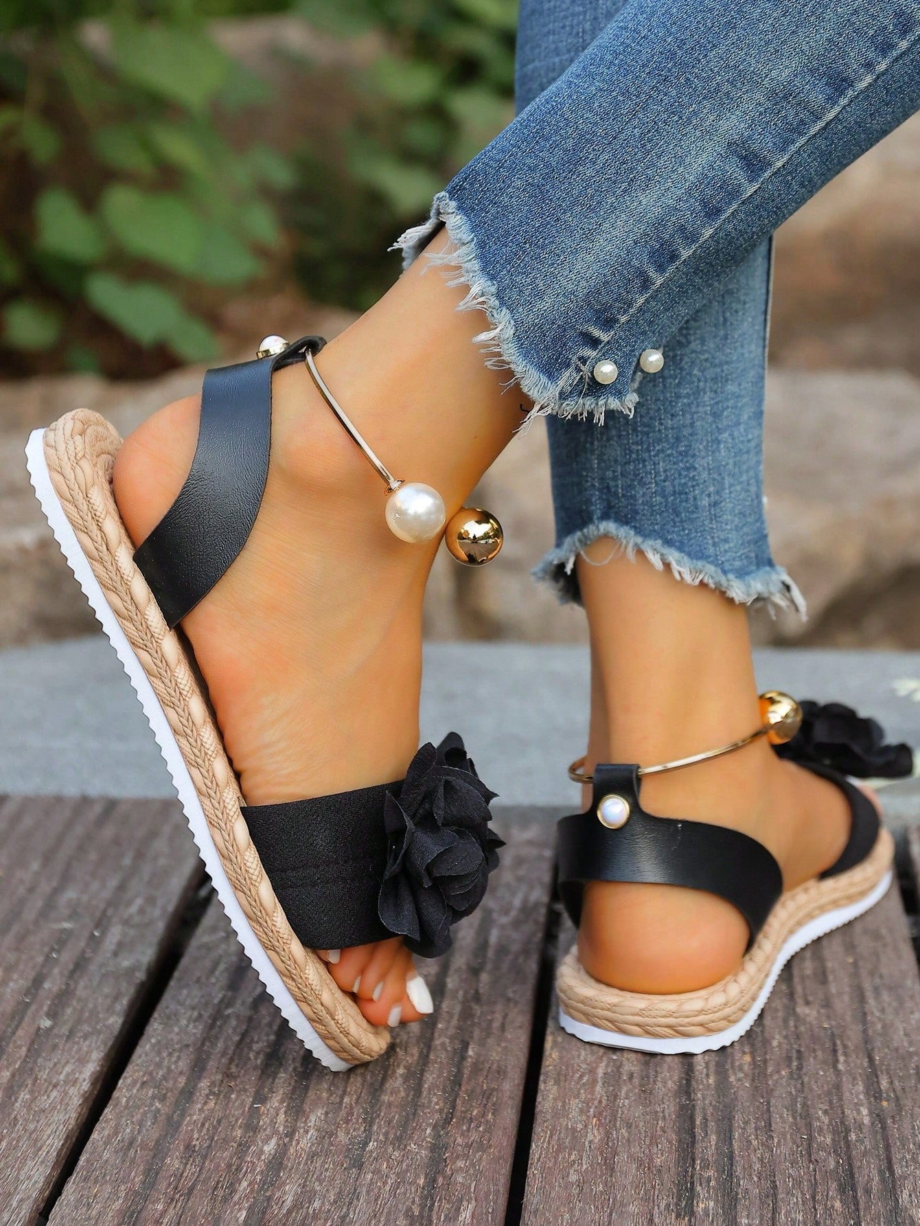 Women's floral beach slip-on flat sandals with soft non-slip sole and classic open sandal design in beige.