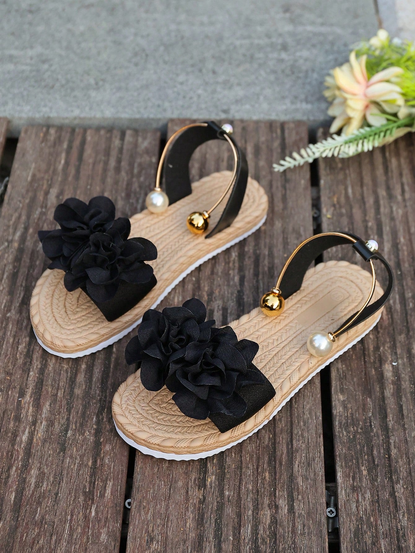 Women's floral beach slip-on flat sandals with soft non-slip sole and classic open sandal design in beige.