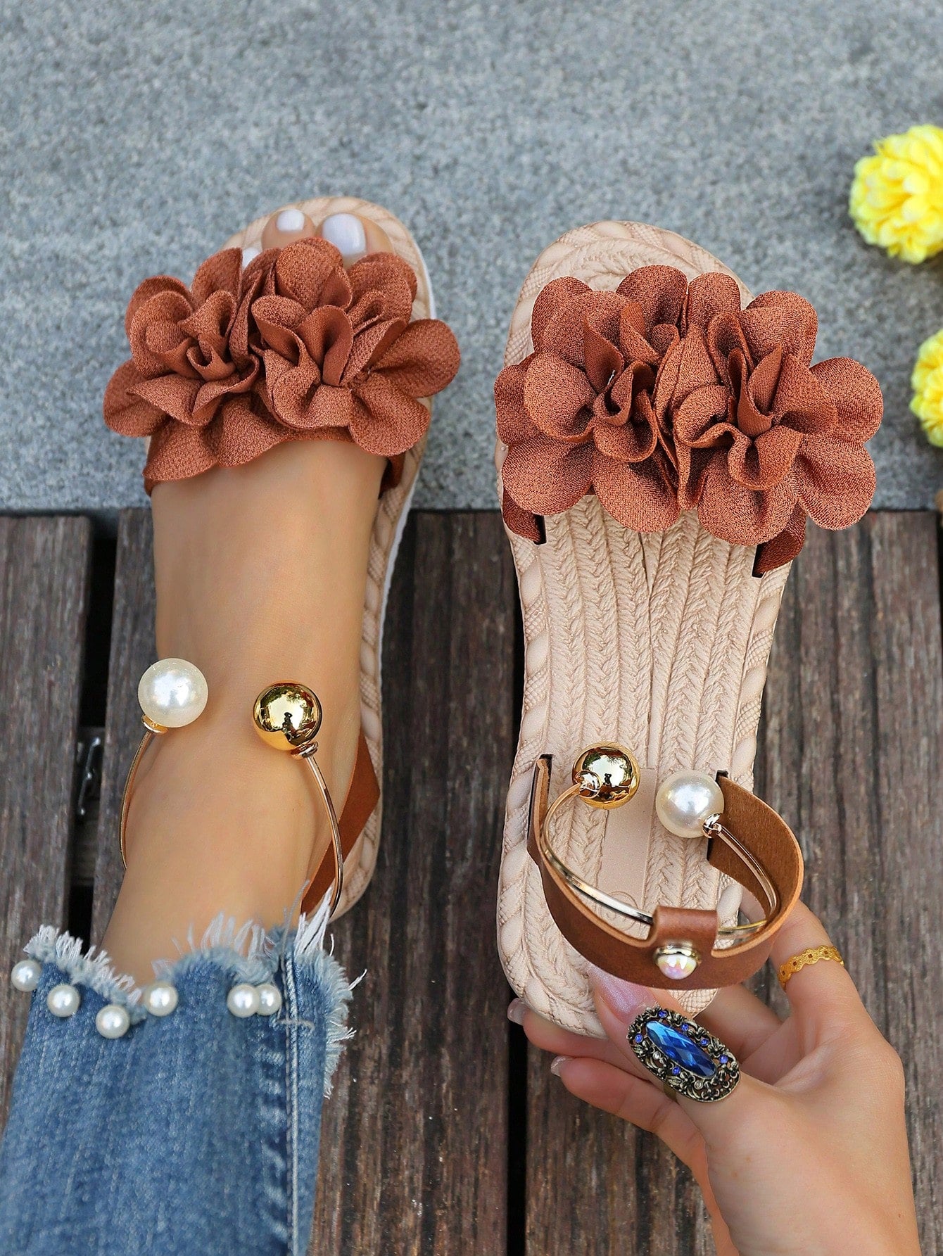 Women's floral beach slip-on flat sandals with soft non-slip sole and classic open sandal design in beige.