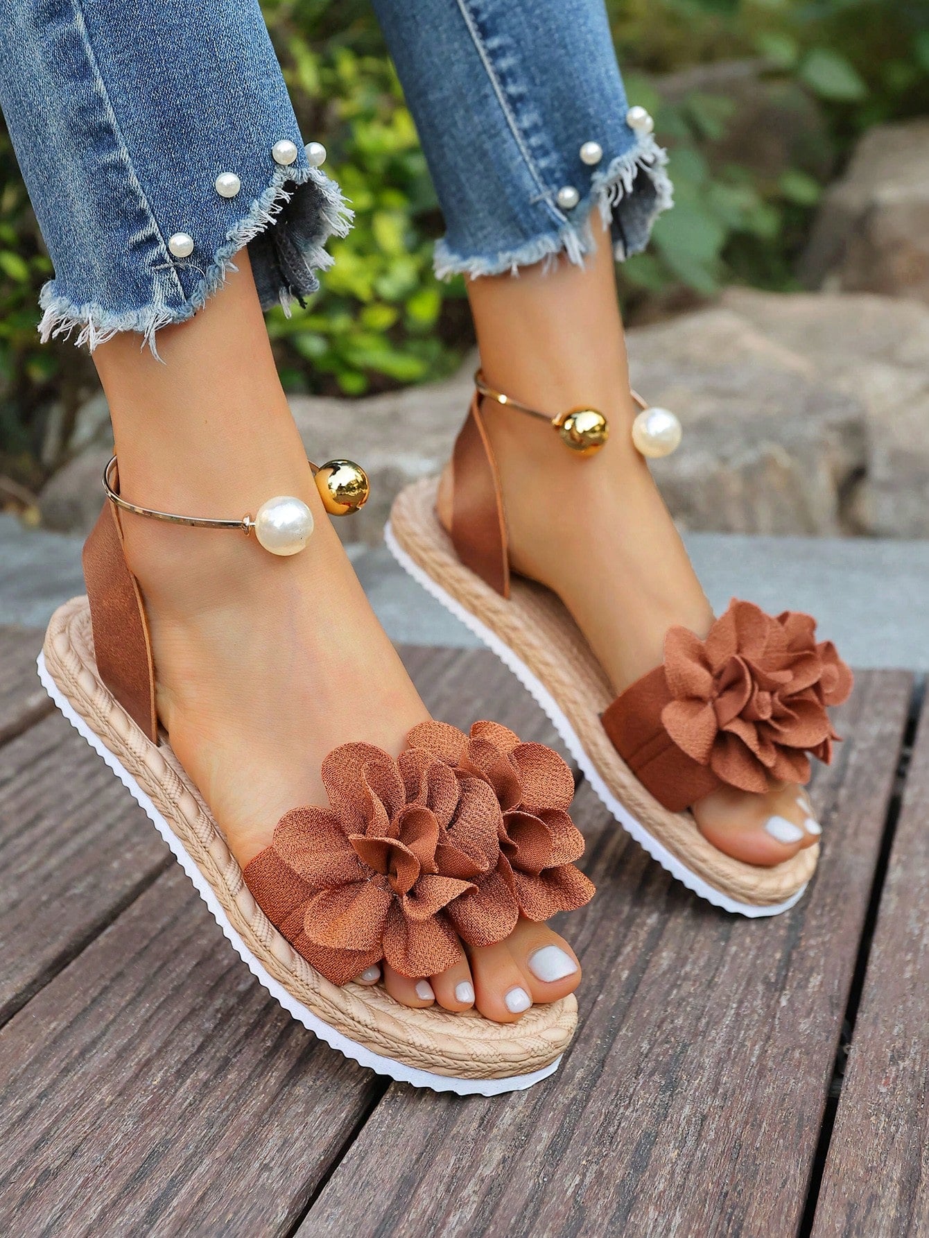 Women's floral beach slip-on flat sandals with soft non-slip sole and classic open sandal design in beige.