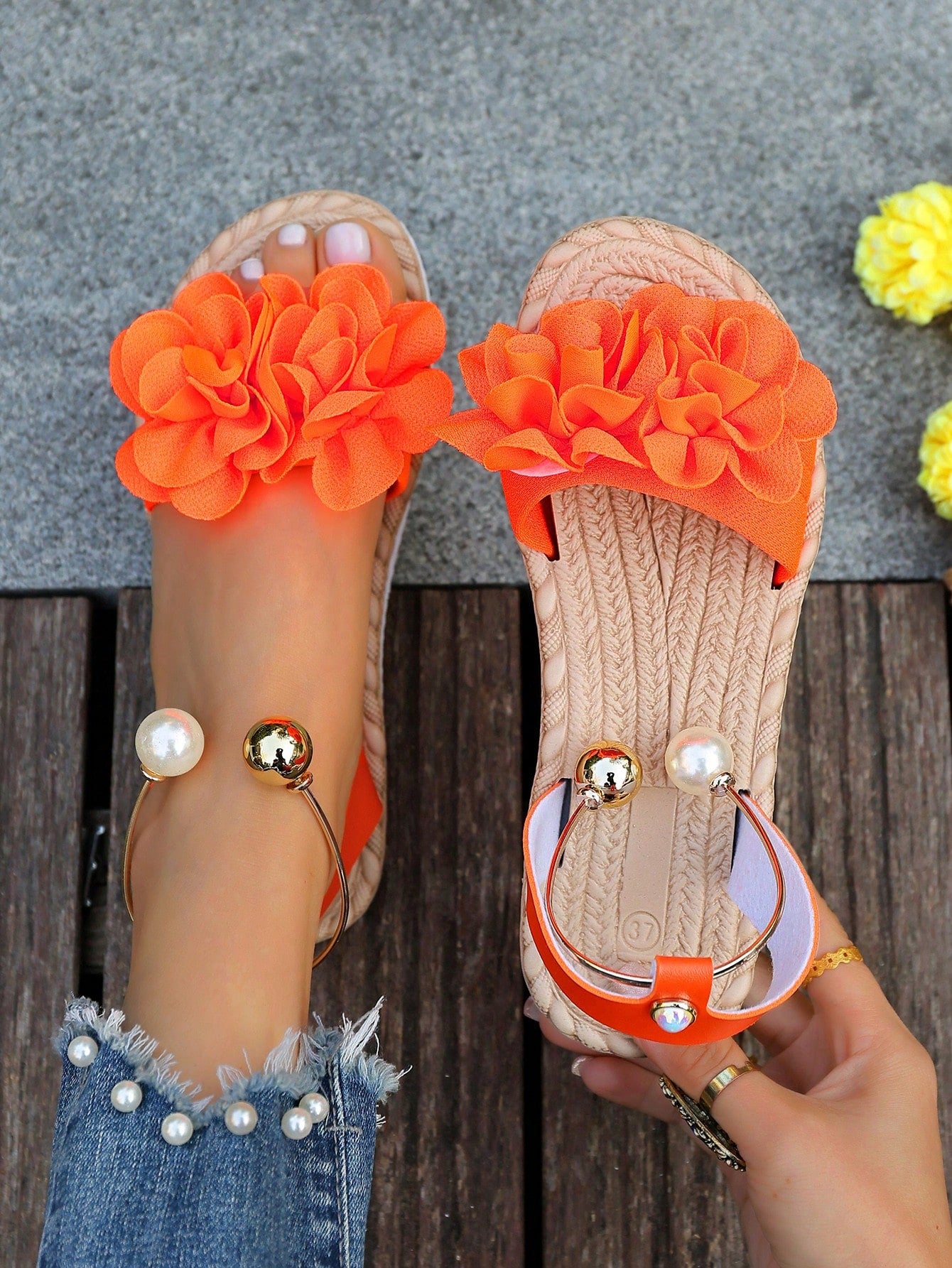 Women's floral beach slip-on flat sandals with soft non-slip sole and classic open sandal design in beige.