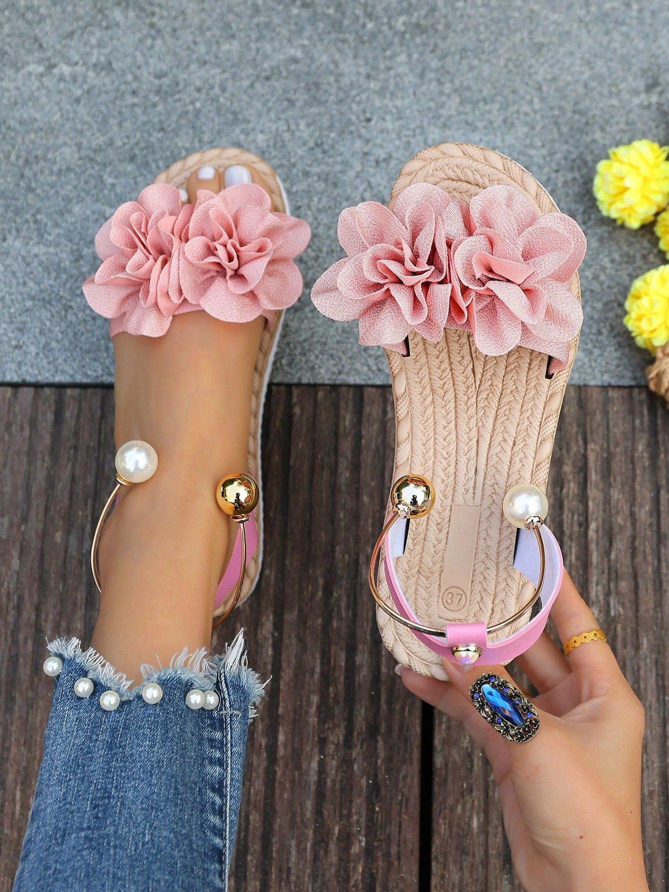 Women's floral beach slip-on flat sandals with soft non-slip sole and classic open sandal design in beige.