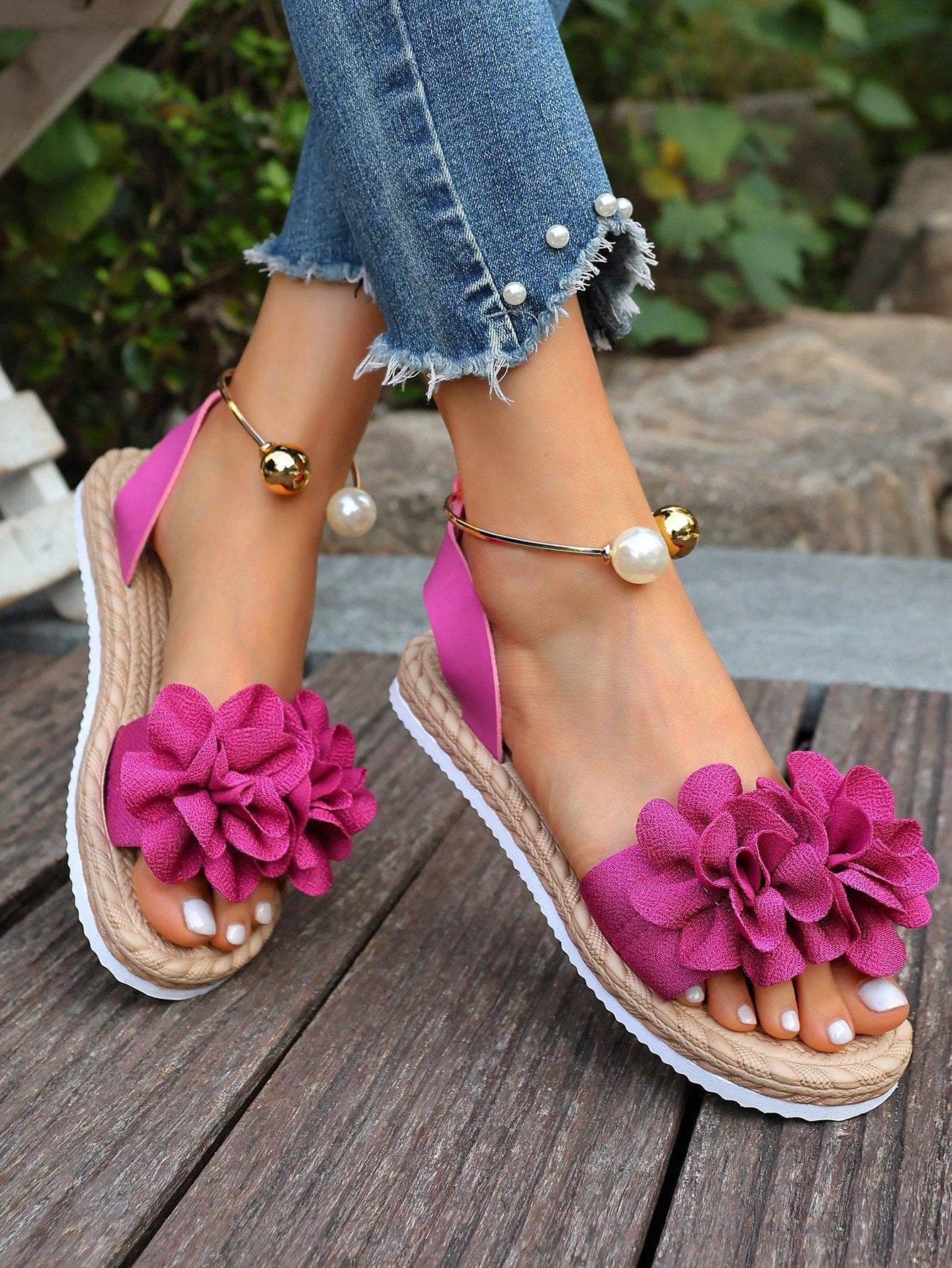 Women's floral beach slip-on flat sandals with soft non-slip sole and classic open sandal design in beige.