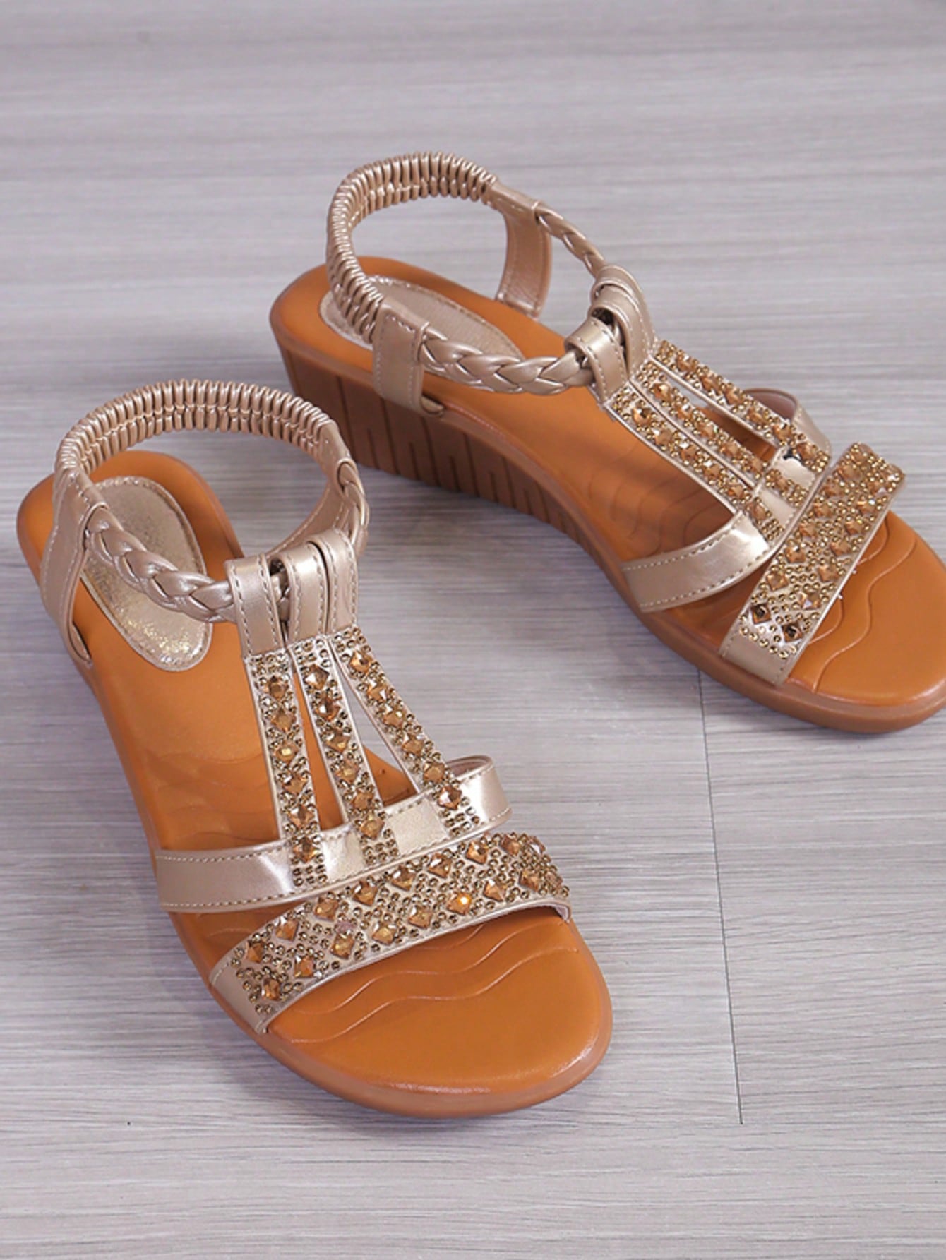 Women's bohemian rhinestone strappy flat sandals with open toe, designed as comfortable non-slip beach shoes.