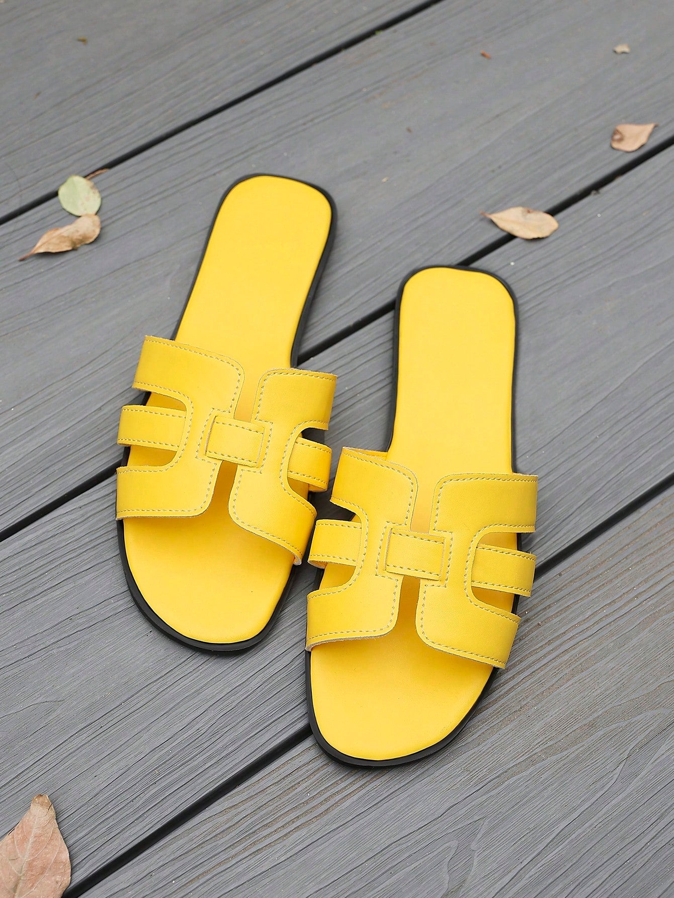 Women’s flat open-toe slide sandals featuring rope strap detail, designed for outdoor and vacation wear.