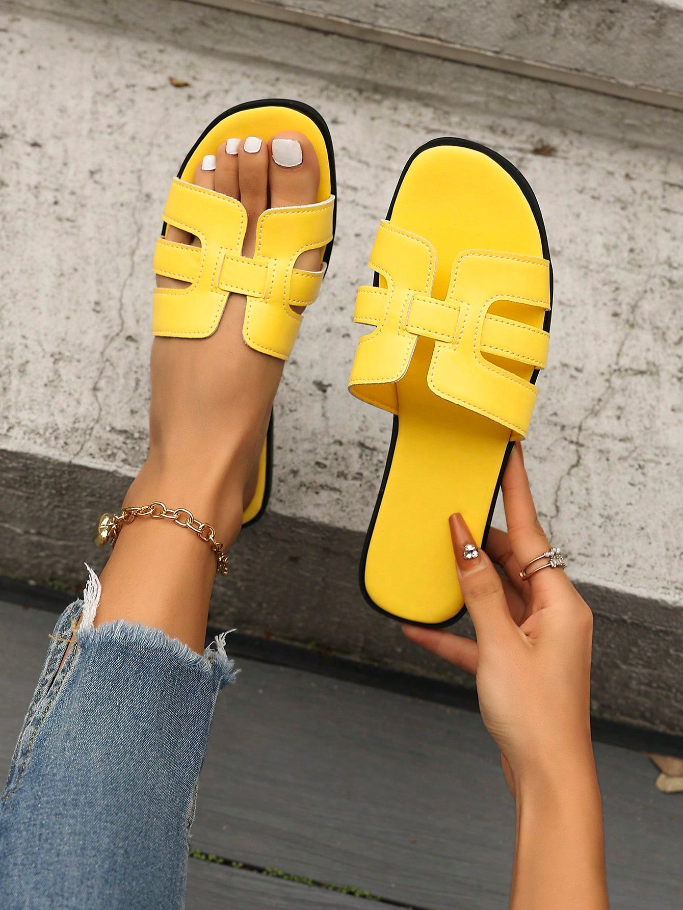 Women’s flat open-toe slide sandals featuring rope strap detail, designed for outdoor and vacation wear.