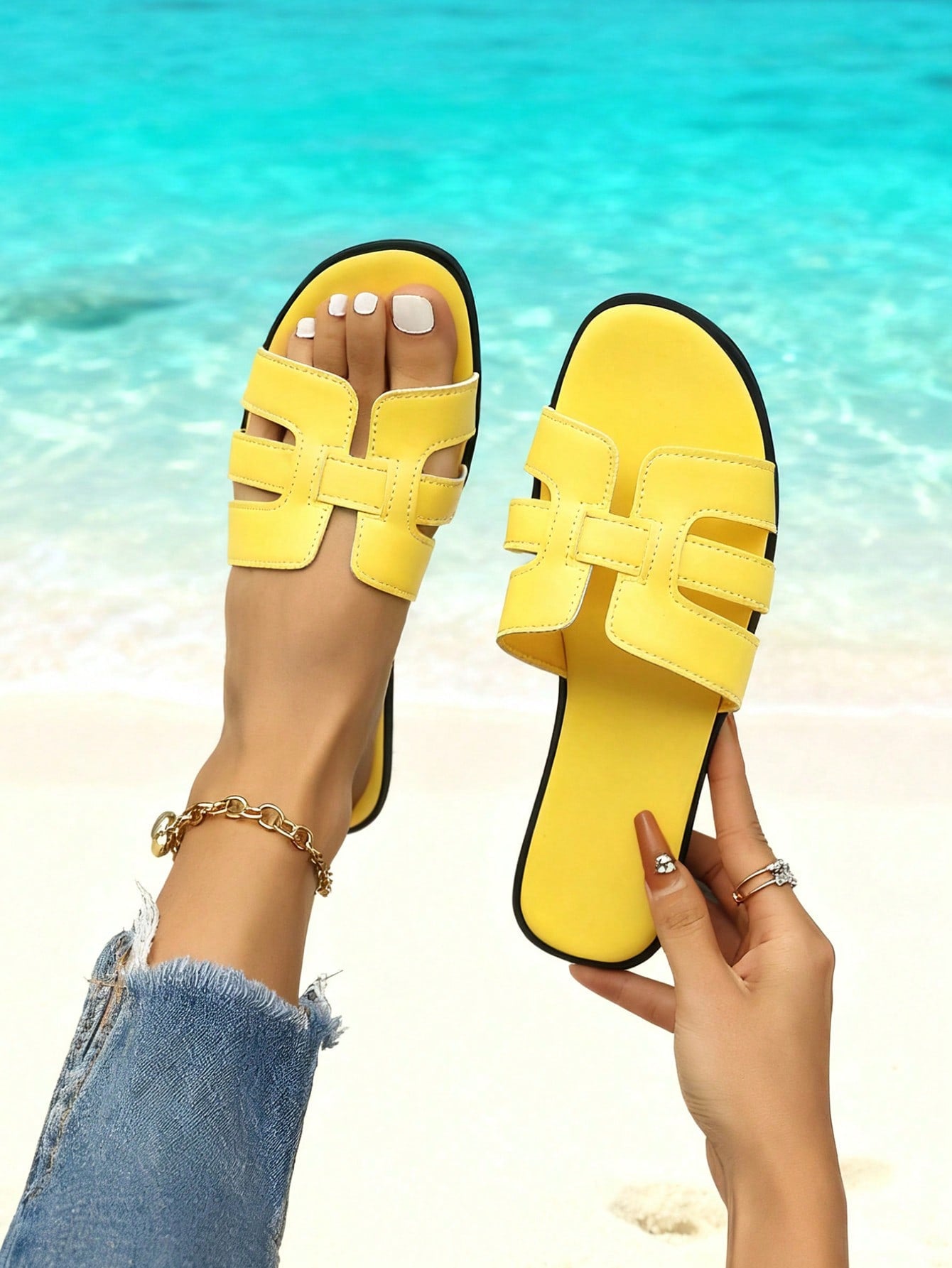 Women’s flat open-toe slide sandals featuring rope strap detail, designed for outdoor and vacation wear.