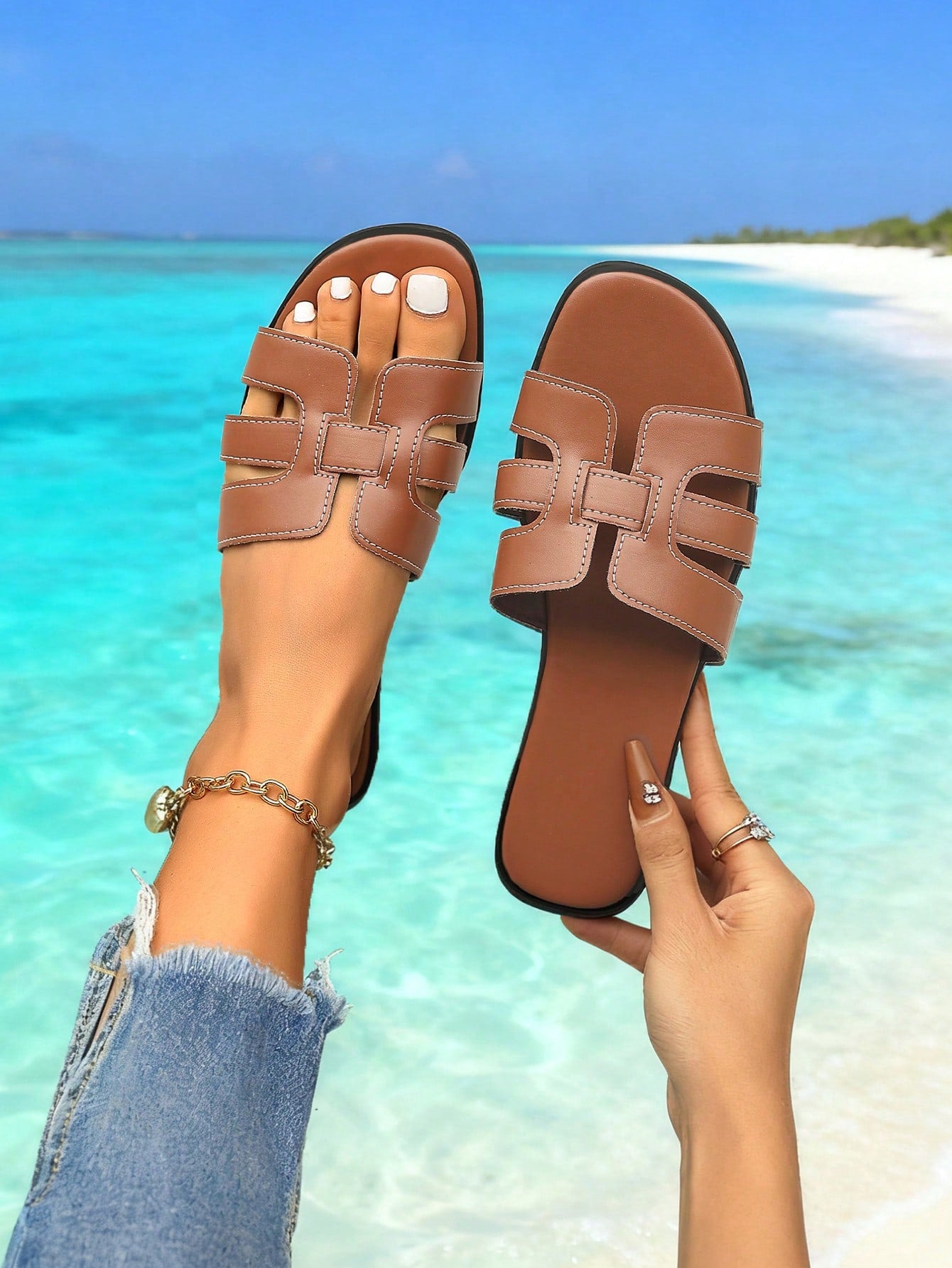 Women’s flat open-toe slide sandals featuring rope strap detail, designed for outdoor and vacation wear.