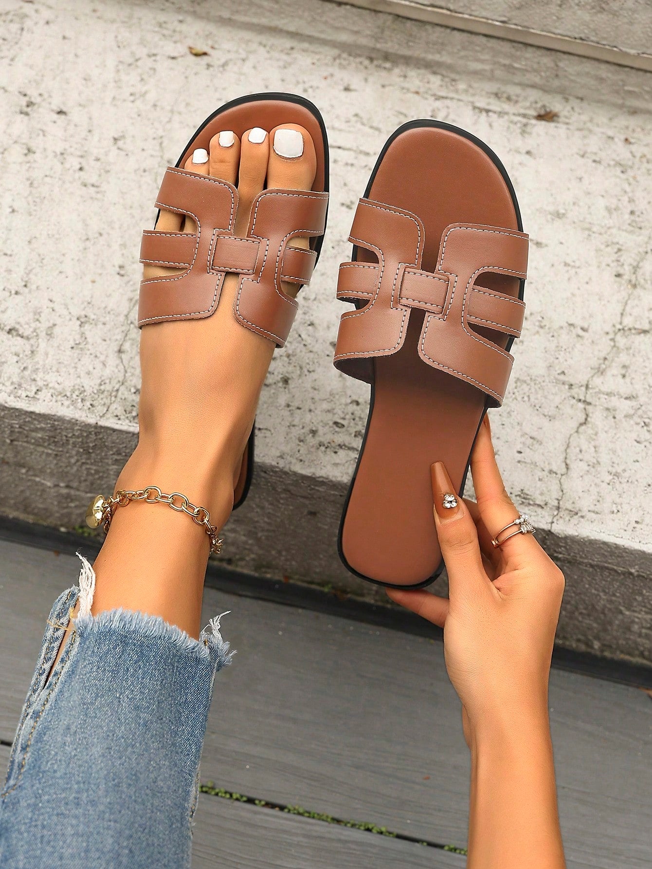 Women’s flat open-toe slide sandals featuring rope strap detail, designed for outdoor and vacation wear.