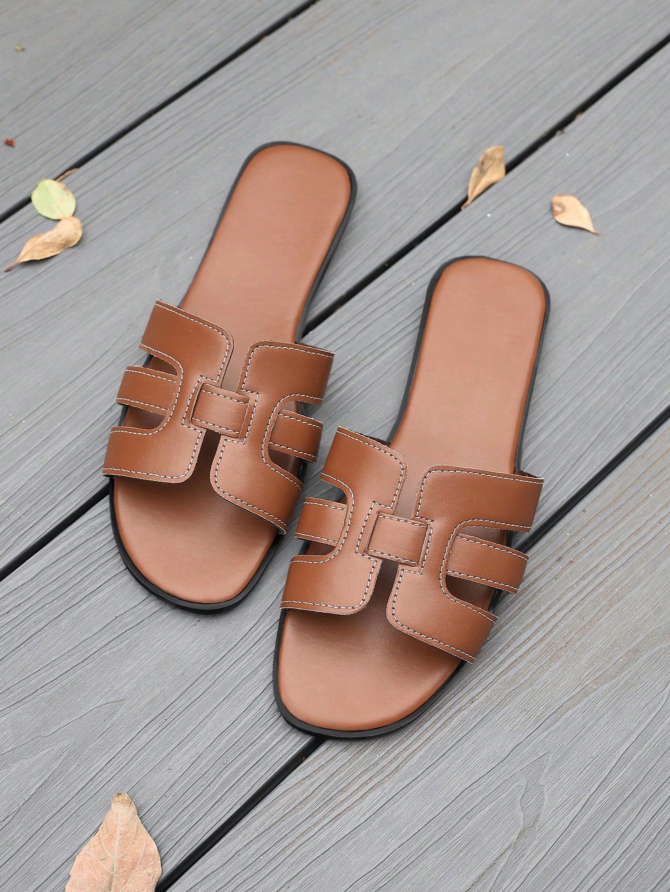 Women’s flat open-toe slide sandals featuring rope strap detail, designed for outdoor and vacation wear.
