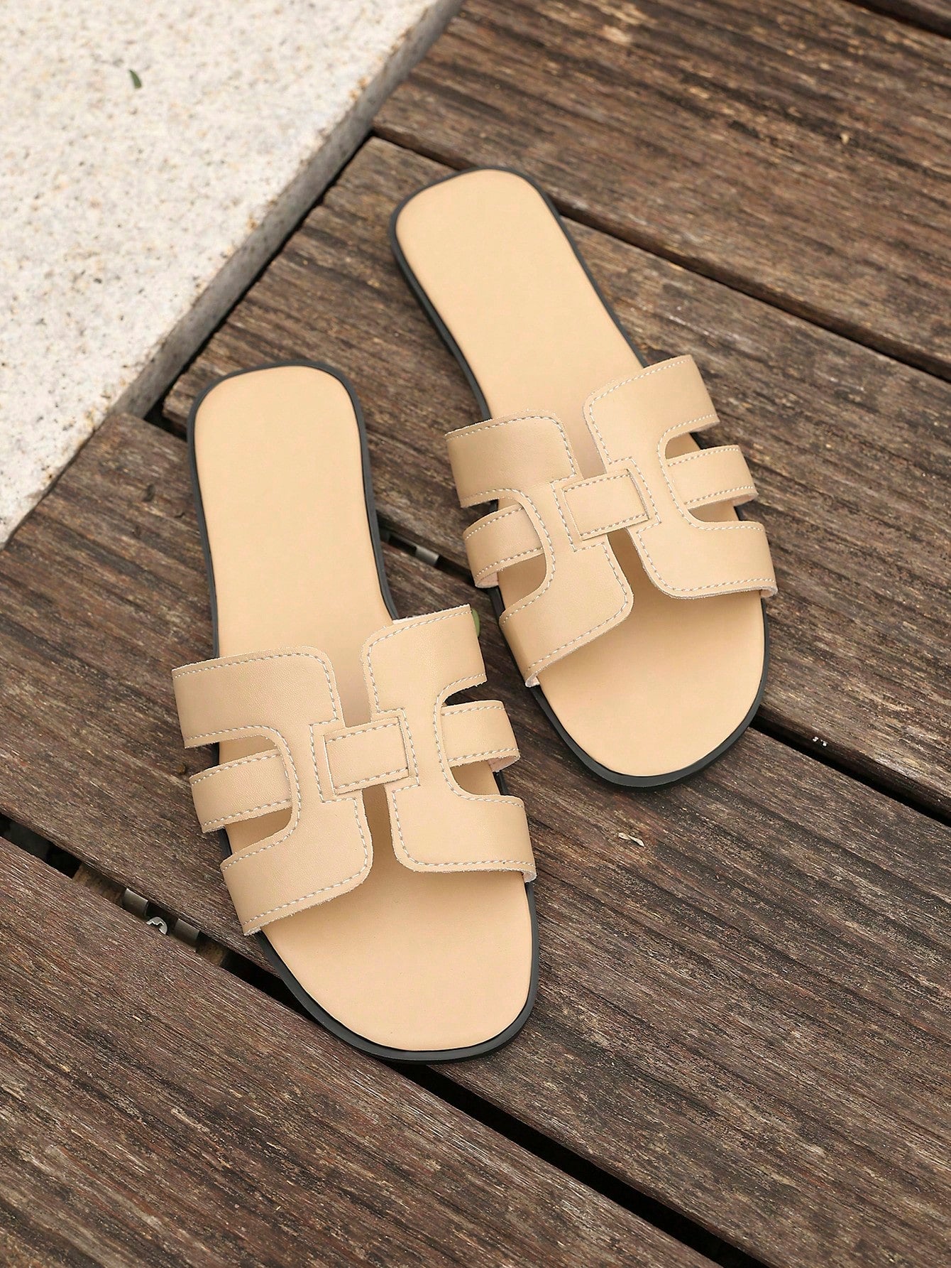 Women’s flat open-toe slide sandals featuring rope strap detail, designed for outdoor and vacation wear.