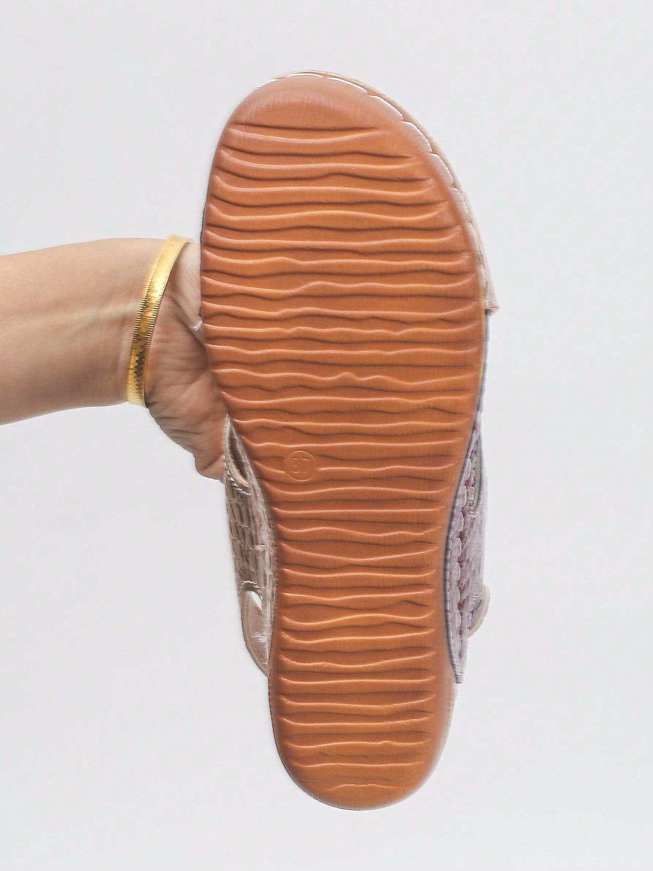 Pair of women’s plus size platform wedge sandals with round toe, criss-cross straps, hook-and-loop Velcro closure, and textured crocodile-embossed PU upper, designed for beach and vacation wear.