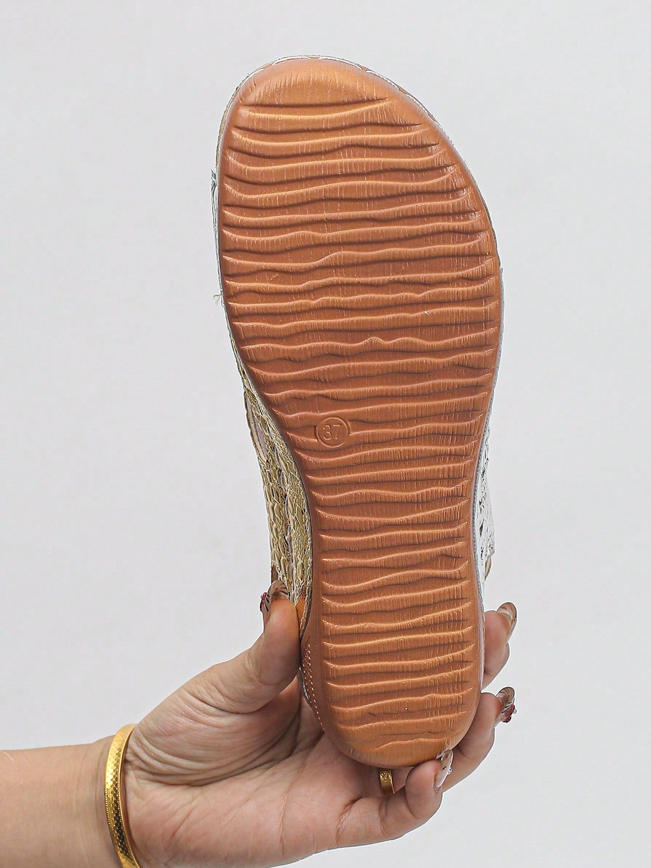 Pair of women’s plus size platform wedge sandals with round toe, criss-cross straps, hook-and-loop Velcro closure, and textured crocodile-embossed PU upper, designed for beach and vacation wear.