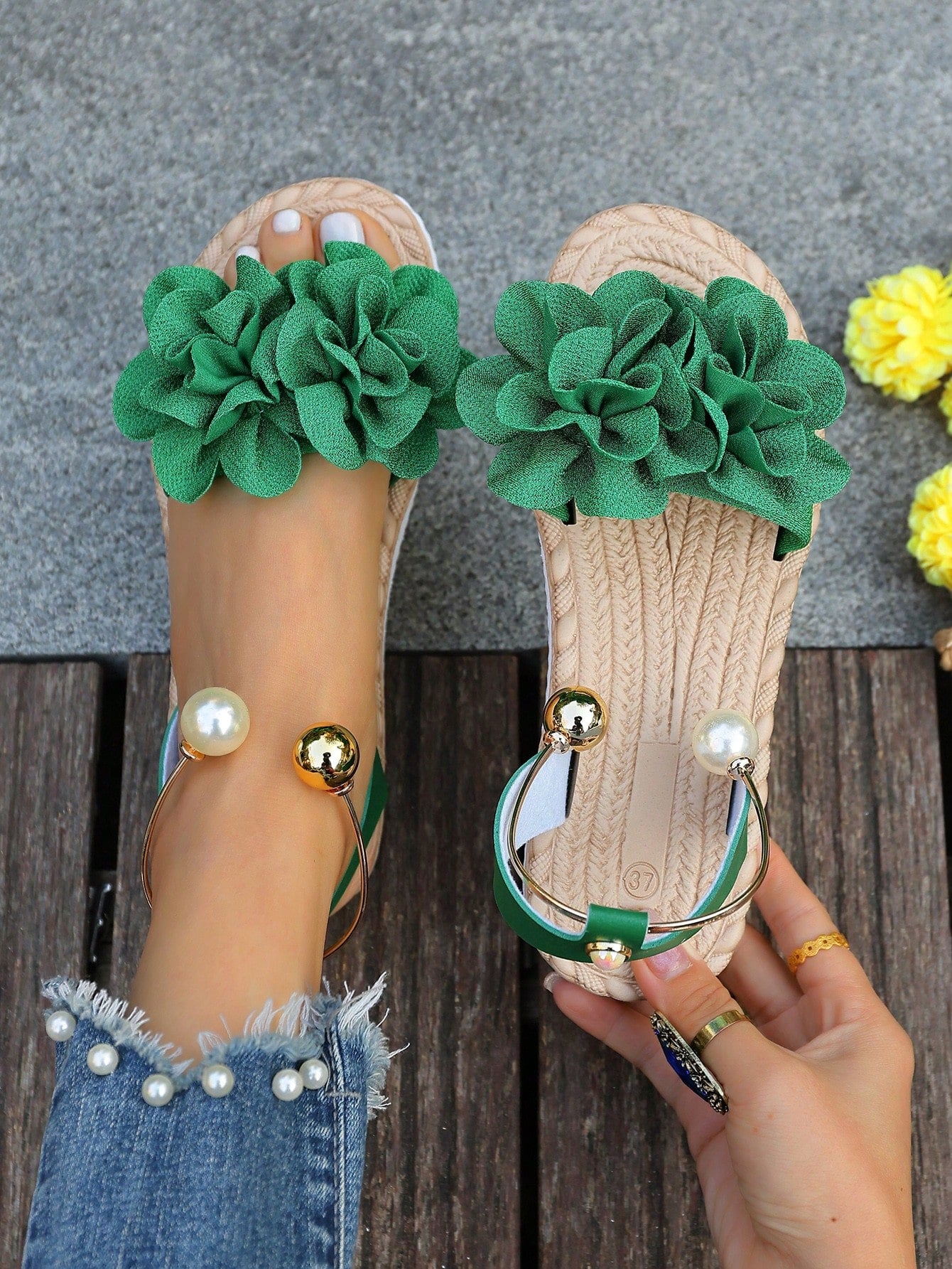 Women's floral beach slip-on flat sandals with soft non-slip sole and classic open sandal design in beige.