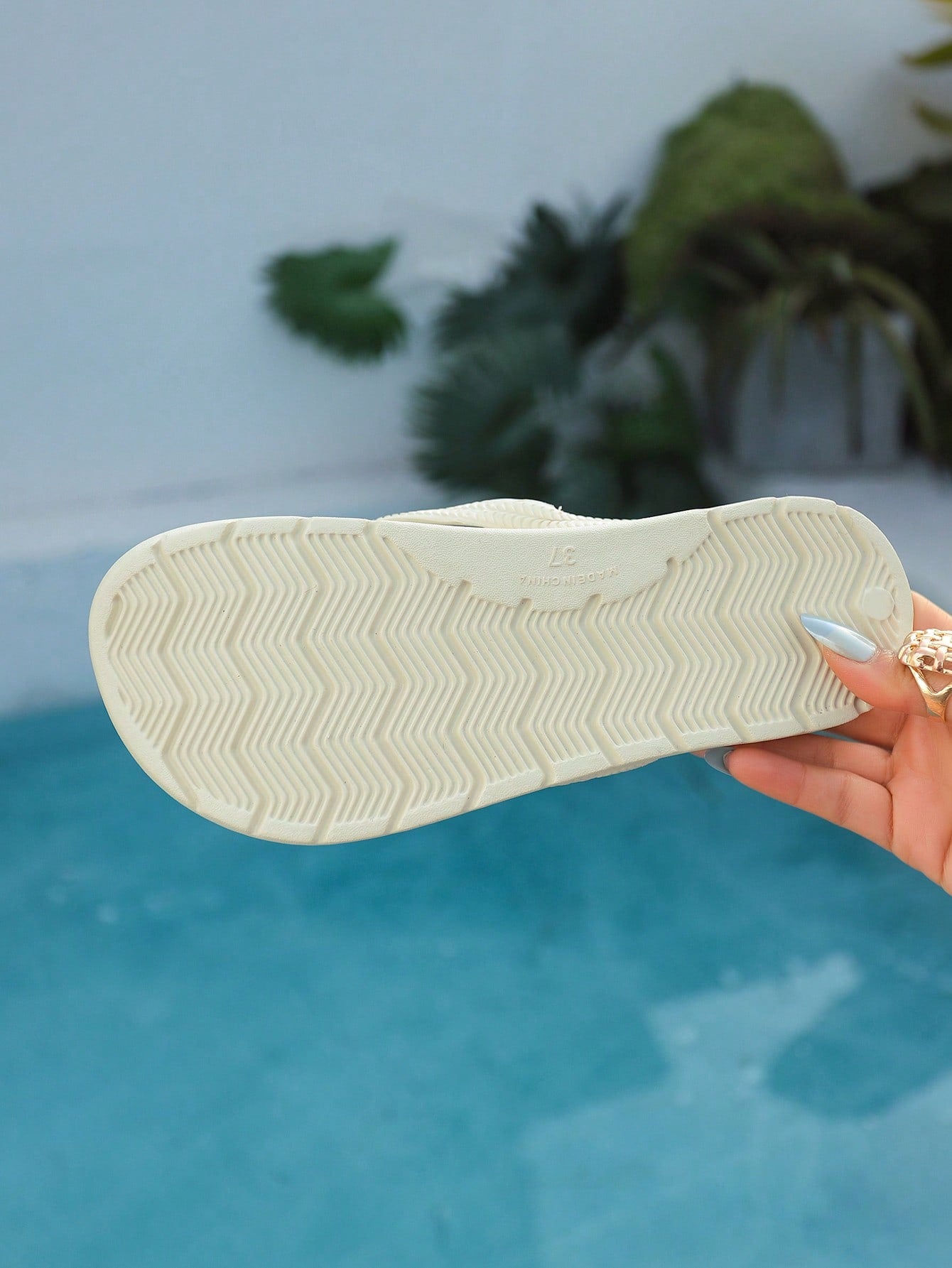 Men's slip-on toe post flip flops with arch support and non-slip flat sole, designed for beach, pool, outdoor leisure, bathing, and indoor walking.