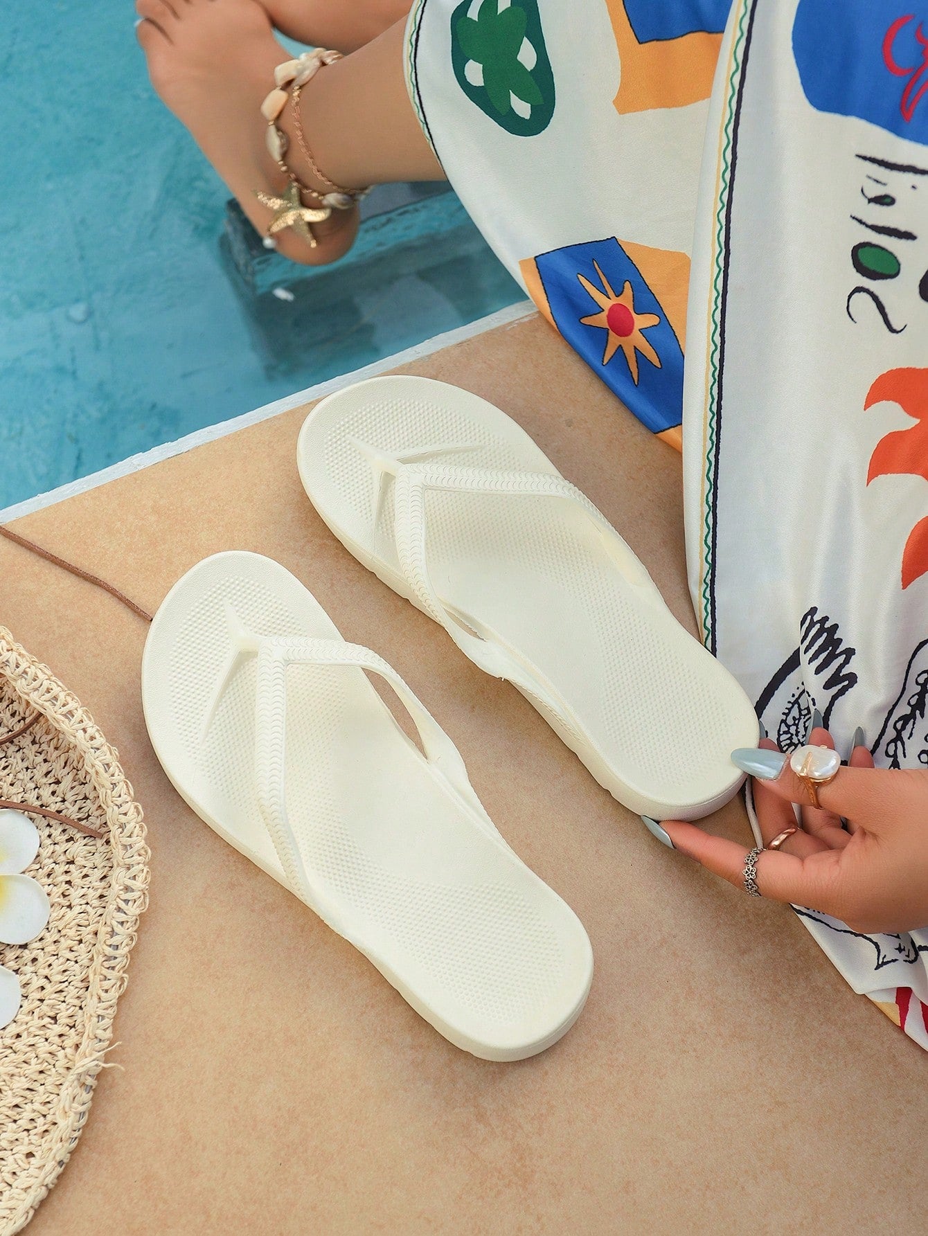 Men's slip-on toe post flip flops with arch support and non-slip flat sole, designed for beach, pool, outdoor leisure, bathing, and indoor walking.