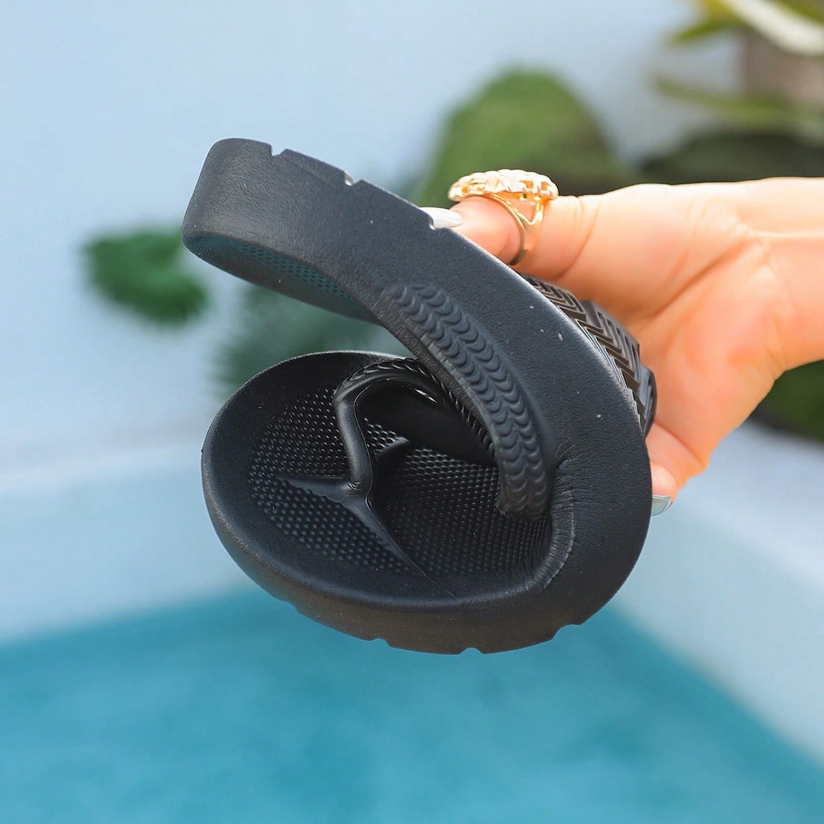 Men's slip-on toe post flip flops with arch support and non-slip flat sole, designed for beach, pool, outdoor leisure, bathing, and indoor walking.