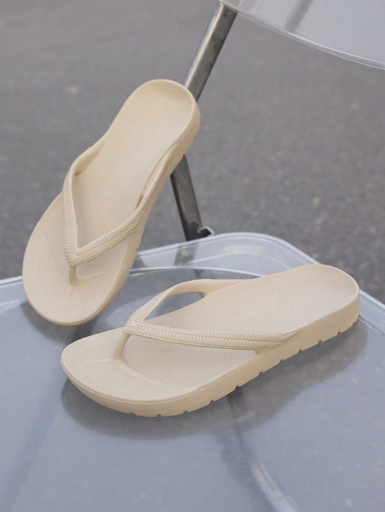 Unisex solid color flip flops with arch support and flat sole, designed for beach and holiday wear.