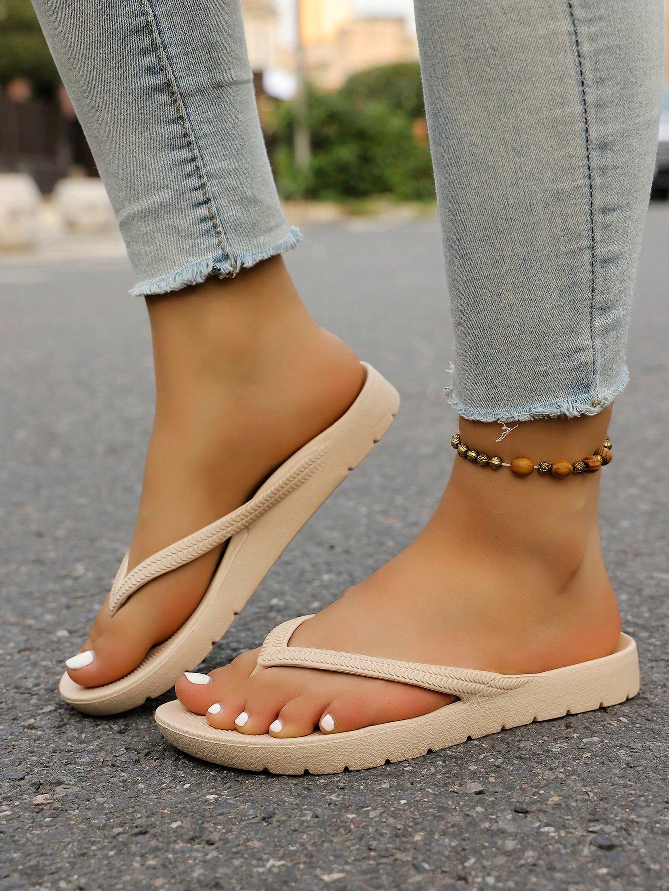 Unisex solid color flip flops with arch support and flat sole, designed for beach and holiday wear.
