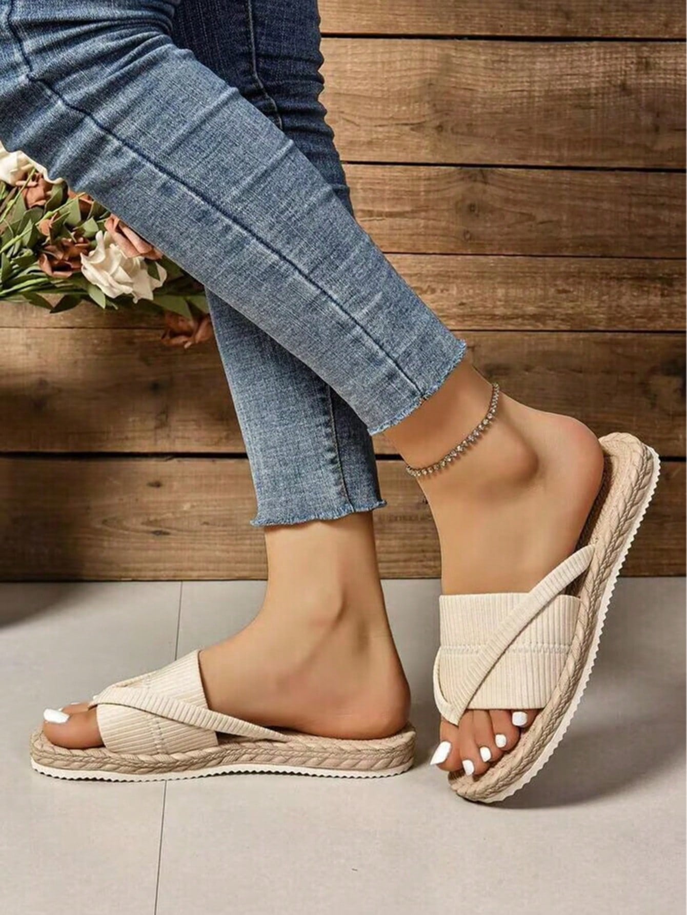 Women's open-toe flat beach sandals with toe ring strap and bow decoration, lightweight slip-on style for vacation and outdoor use.