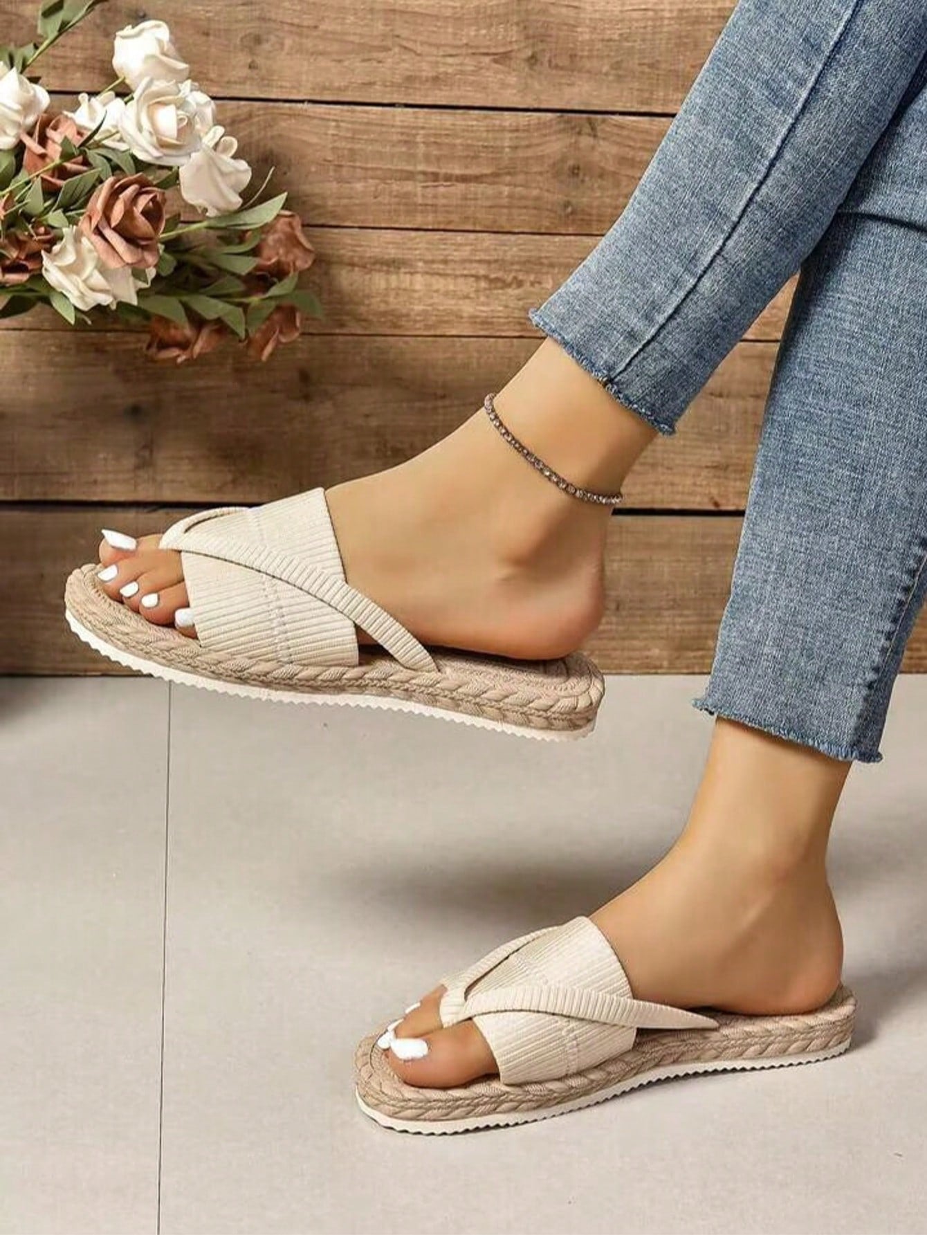 Women's open-toe flat beach sandals with toe ring strap and bow decoration, lightweight slip-on style for vacation and outdoor use.