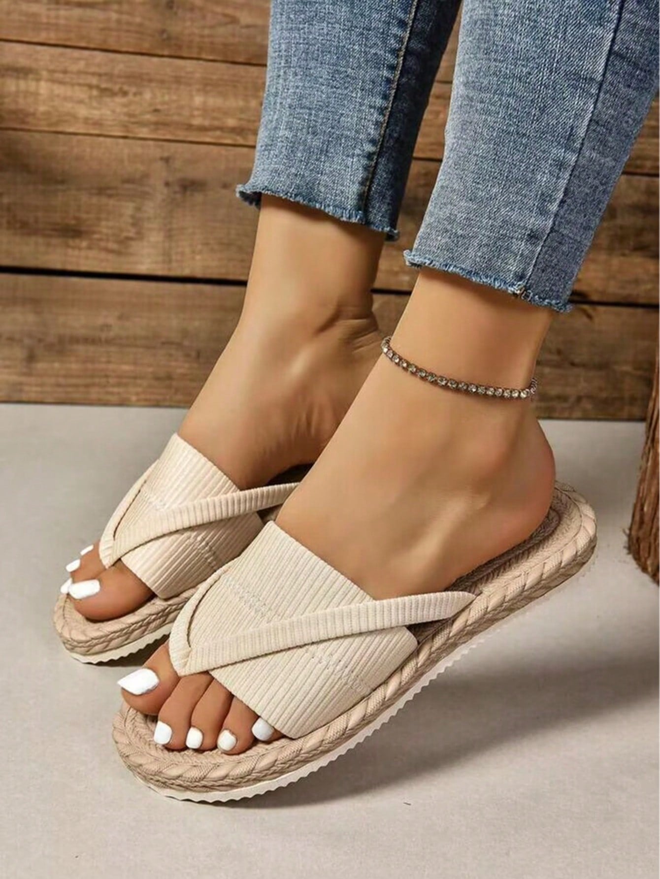 Women's open-toe flat beach sandals with toe ring strap and bow decoration, lightweight slip-on style for vacation and outdoor use.